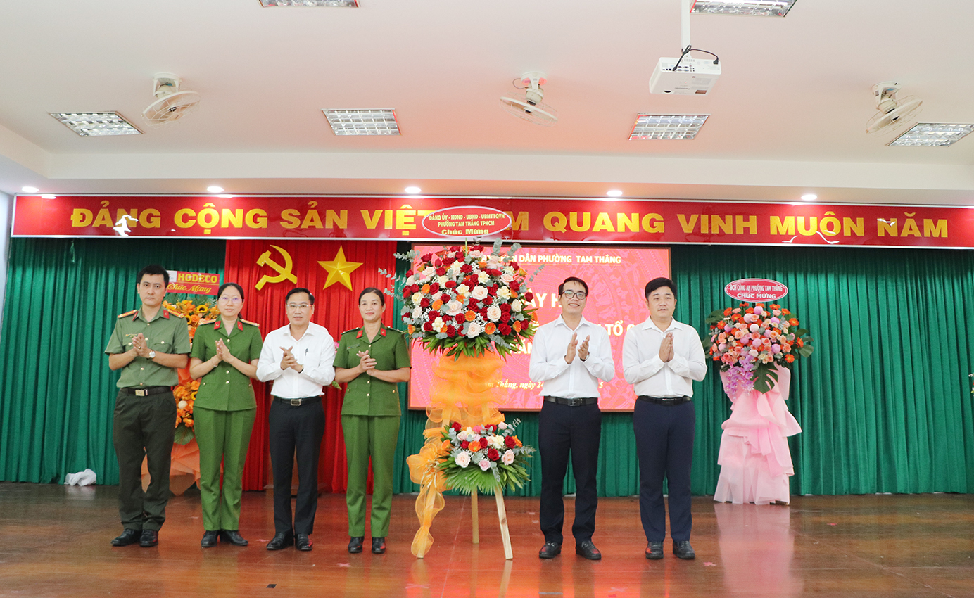 Lãnh đạo phường Tam Thắng tặng hoa chúc mừng Ngày hội.