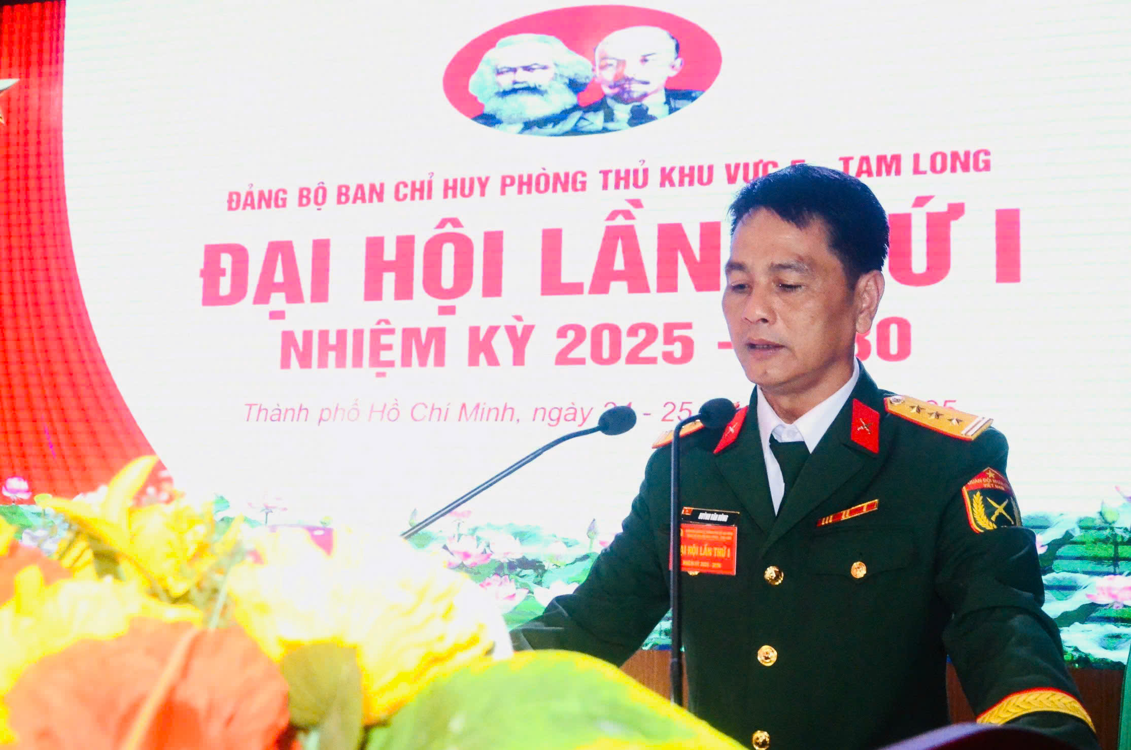 . Thượng tá Huỳnh Văn Hùng, Chính ủy Ban Chỉ huy Phòng thủ khu vực 5 - Tam Long trình bày báo cáo chính trị tại đại hội.
