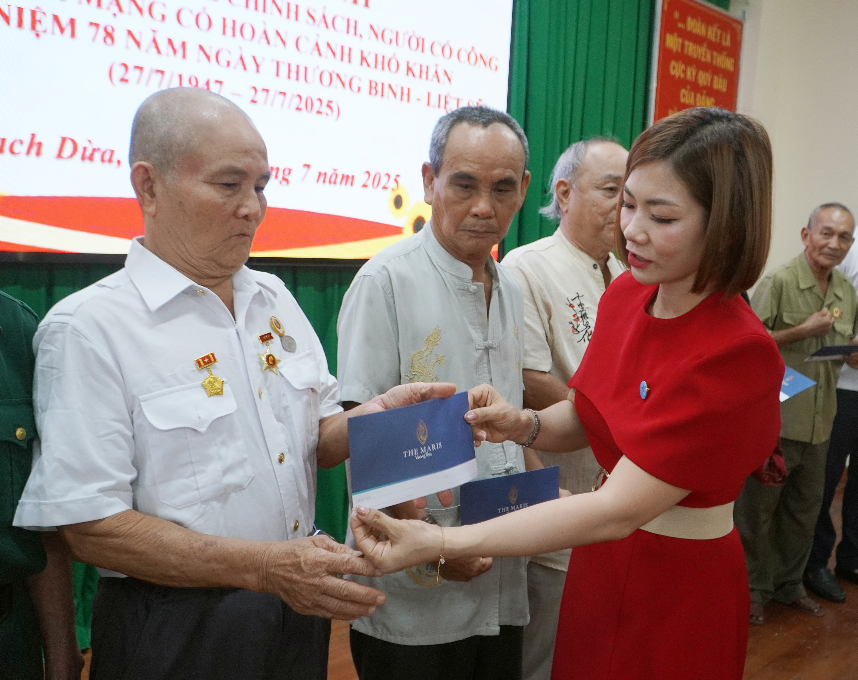 Đại diện doanh nghiệp tài trợ tặng quà cho thương bình, gia đình chính sách, người có công với cách mạng.