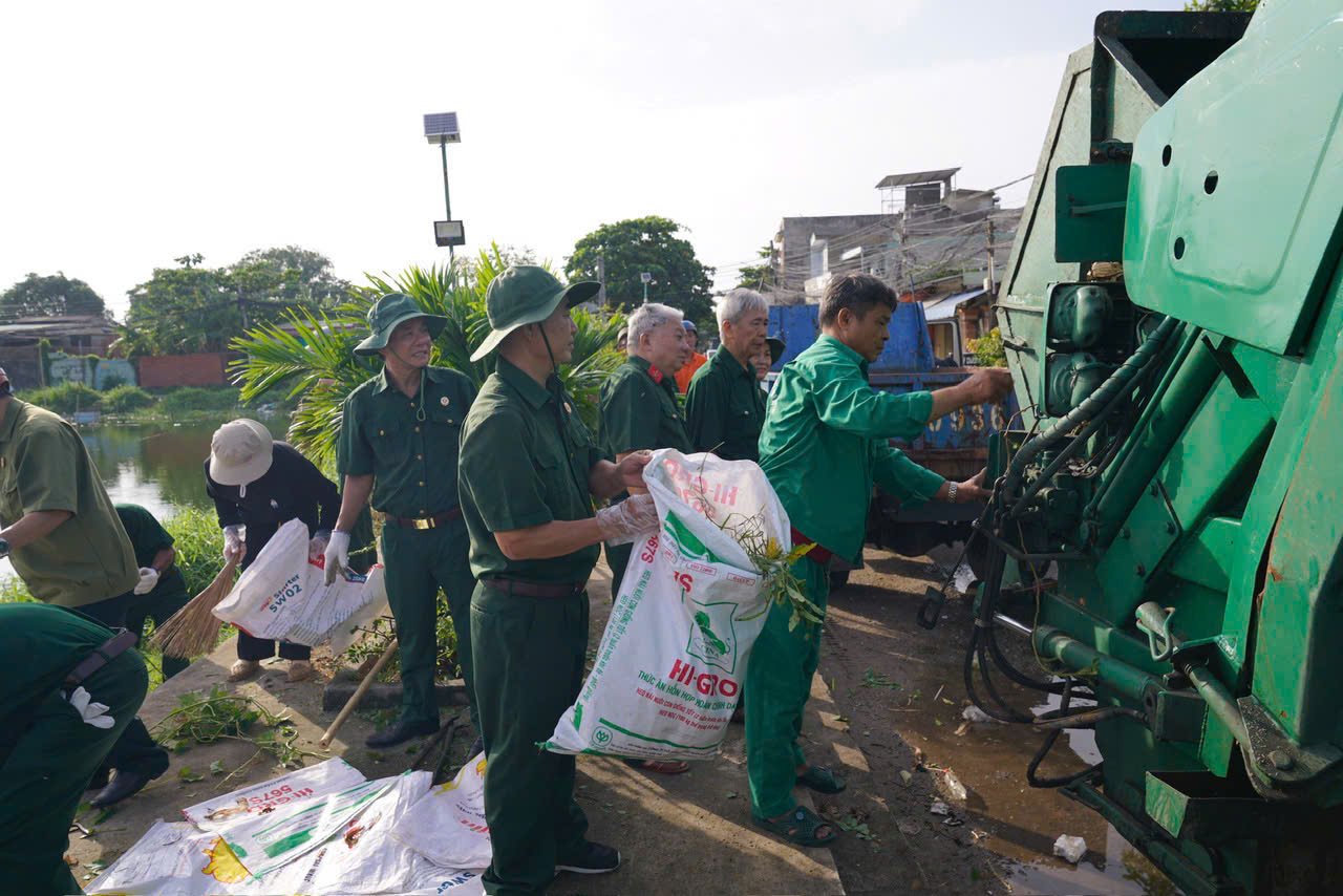 Các lực lượng tham gia dọn vệ sinh môi trường.