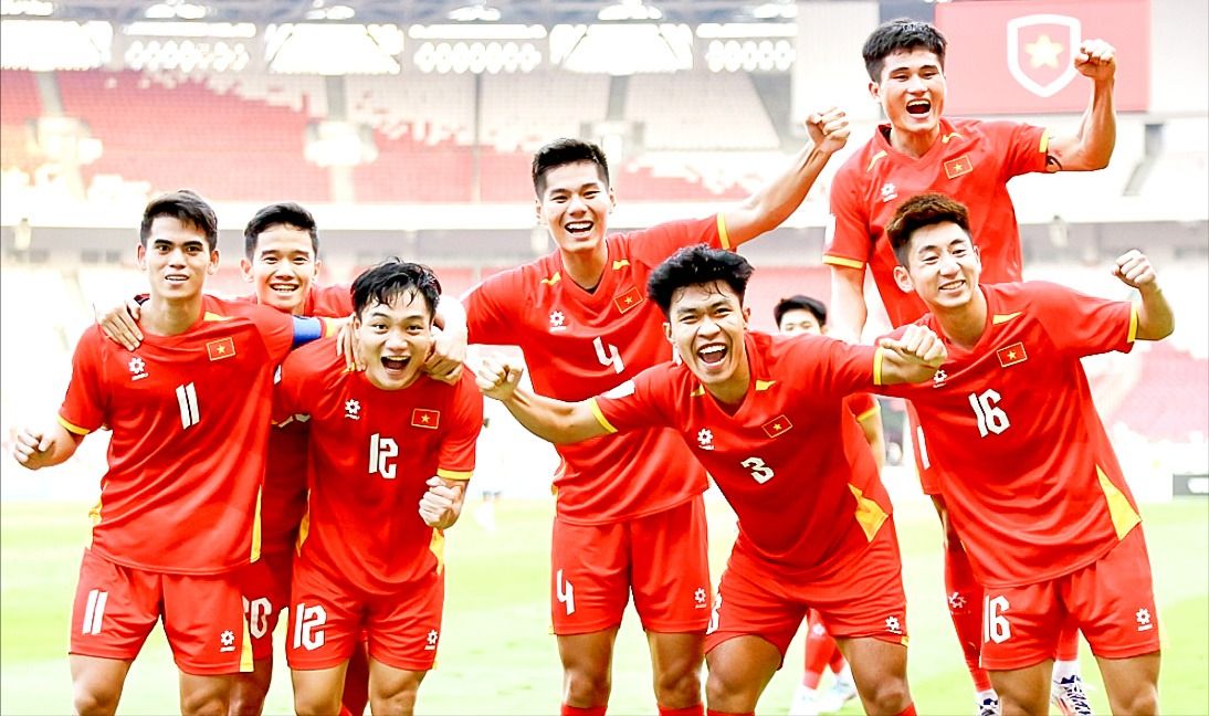 Các tuyển thủ U23 Việt Nam vui mừng sau khi giành vé vào chơi trận chung kết gặp U23 Indonesia