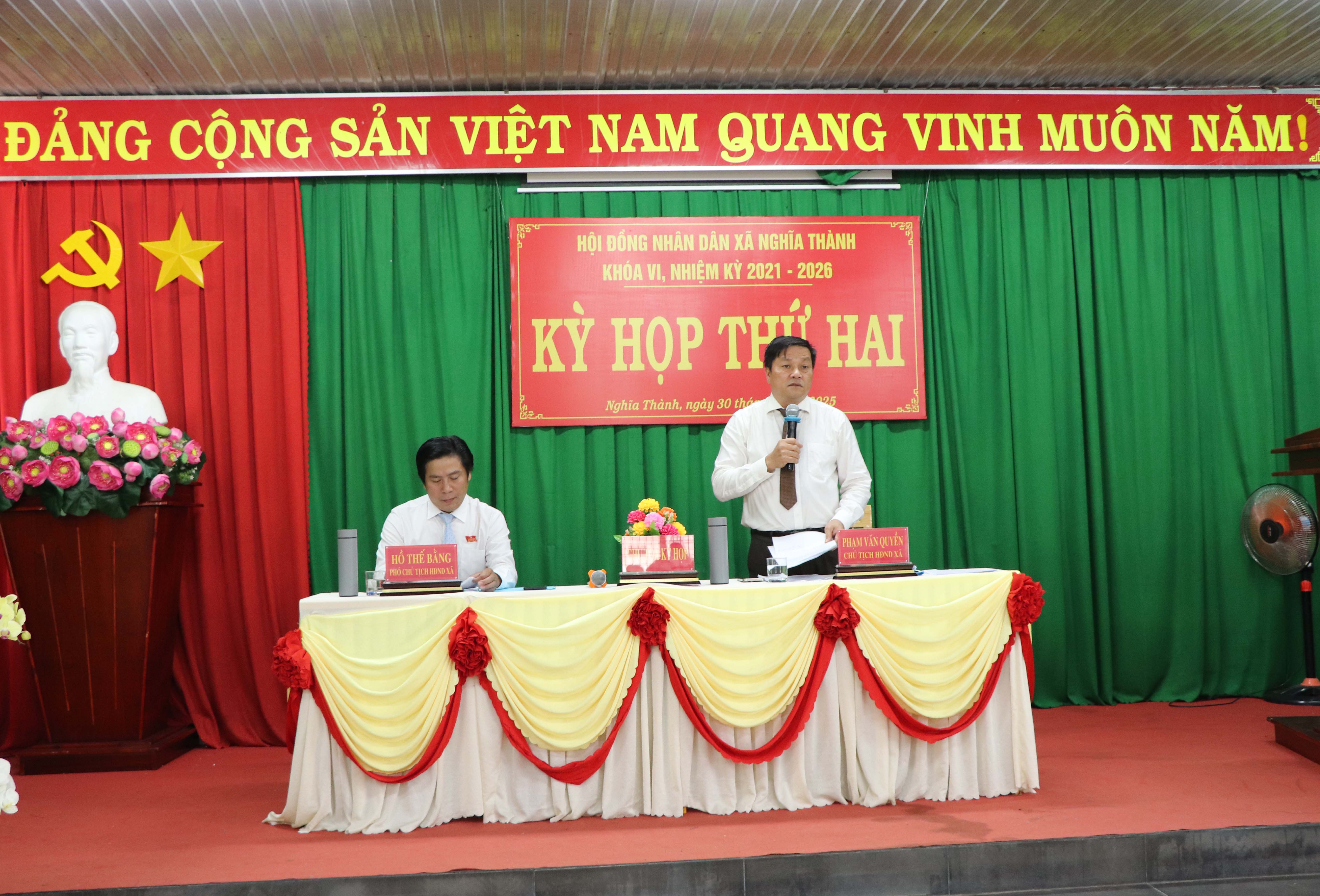 Ông Phạm Văn Quyền, Bí thư Đảng ủy, Chủ tịch HĐND xã Nghĩa Thành phát biểu tại kỳ họp.