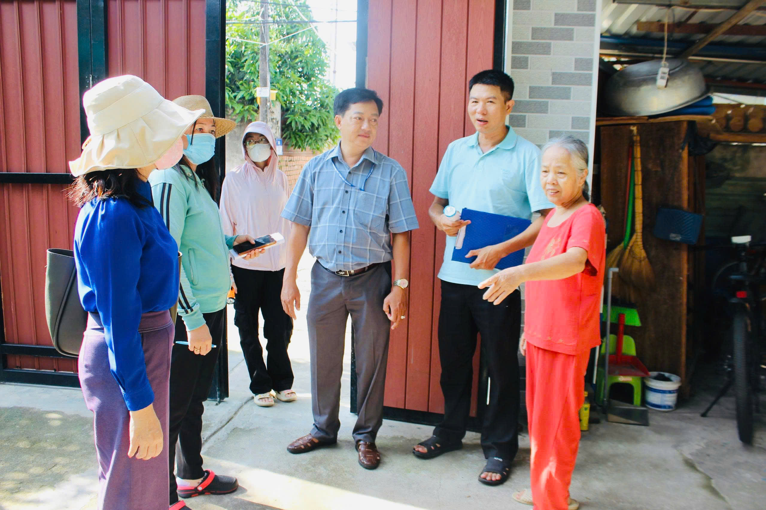 Cán bộ phường và khu phố tuyên truyền vận động người dân chủ động diệt lăng quăng, phòng sốt xuất huyết.