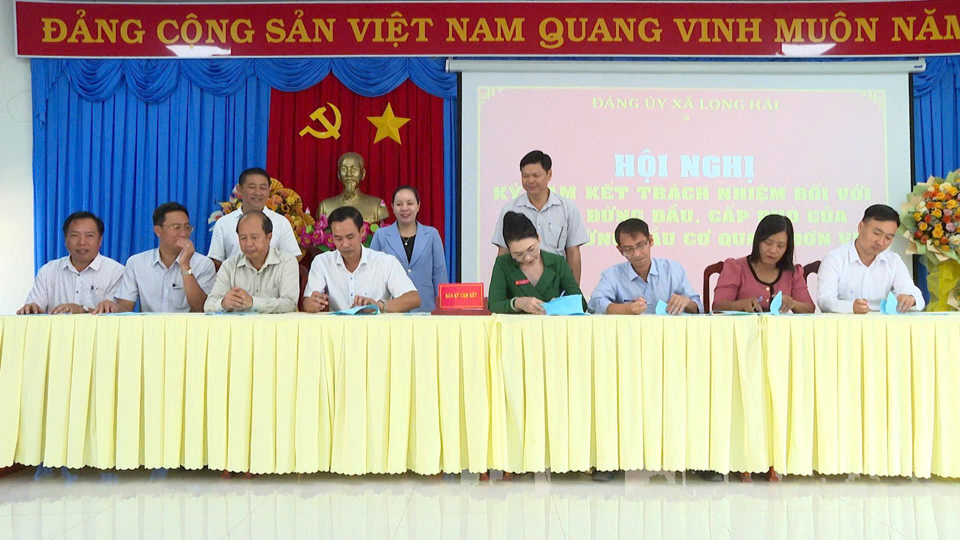 Ban Thường vụ Đảng ủy xã Long Hải chứng kiến lãnh đạo các các cơ quan, đơn vị thuộc diện Ban Thường vụ Đảng ủy quản lý ký cam kết thực hiện quy định trách nhiệm và xử lý trách nhiệm đối với người đứng đầu và cấp phó của người đứng đầu.