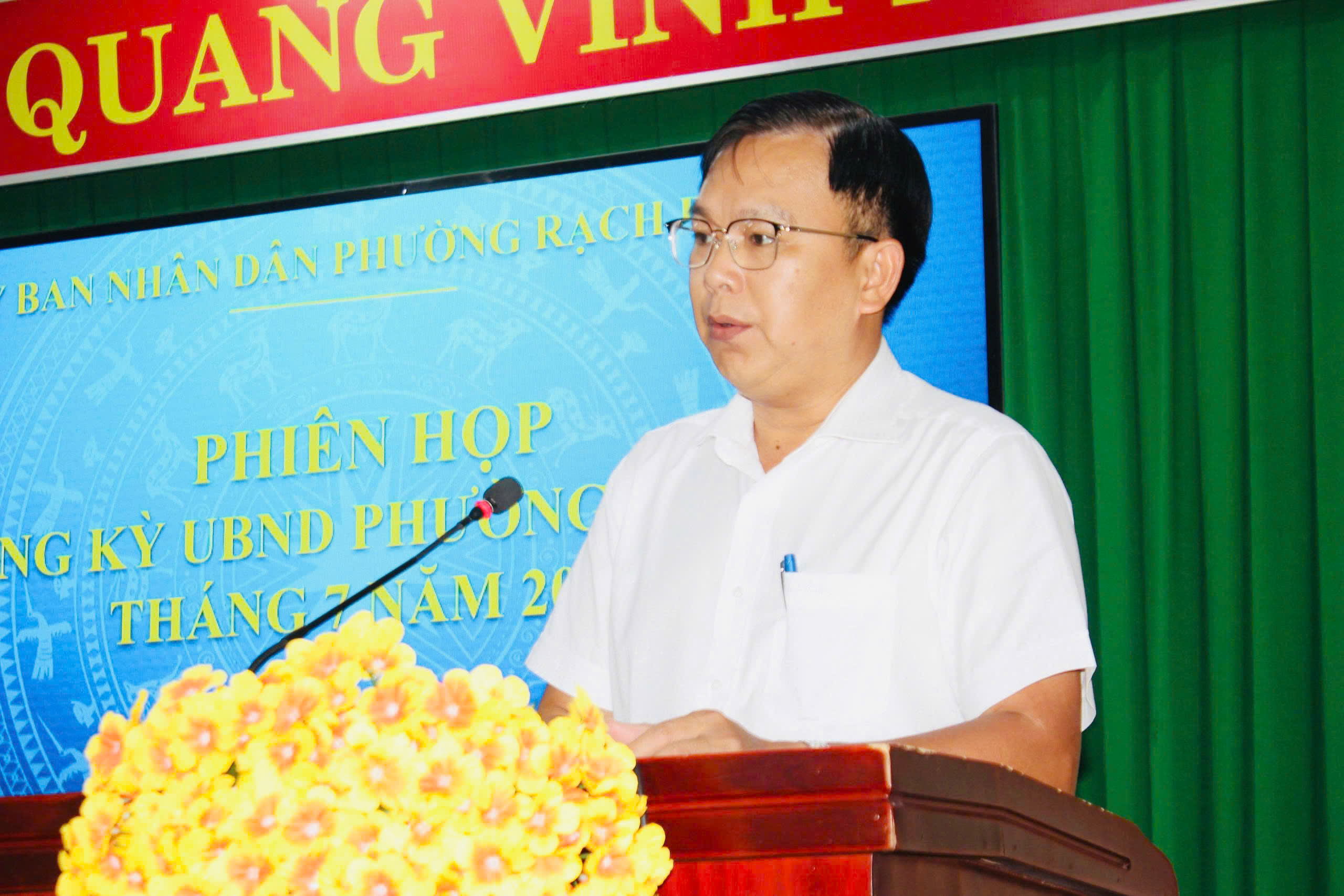 Ông Nguyễn Phúc Hoàng phát biểu tại phiên họp.