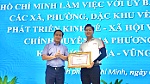 Trao bằng khen cho thanh niên dũng cảm cứu sống bé gái đuối nước