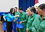 Công đoàn TPHCM tặng quà người lao động khó khăn
