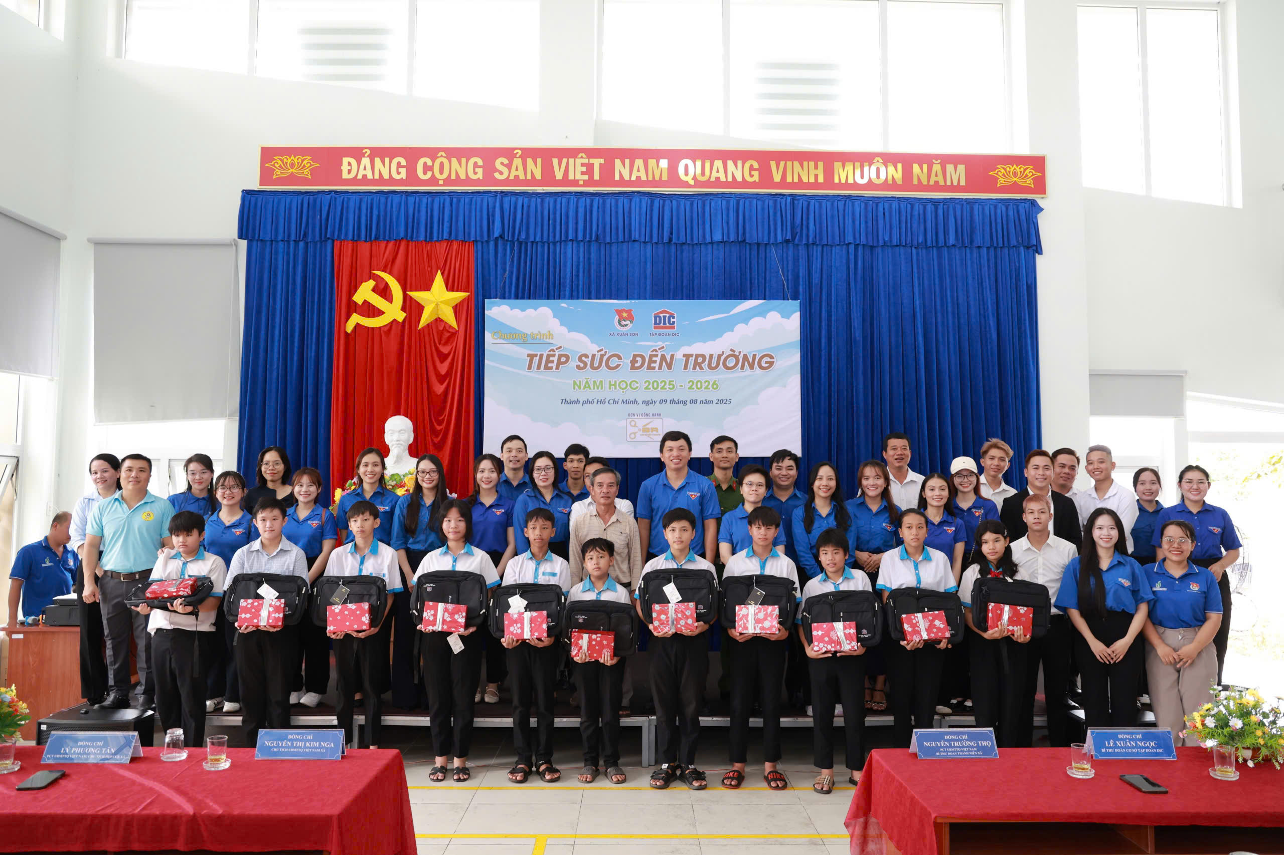 Tặng xe đạp và nhiều phần quà cho học sinh nghèo xã Xuân Sơn (TPHCM)
