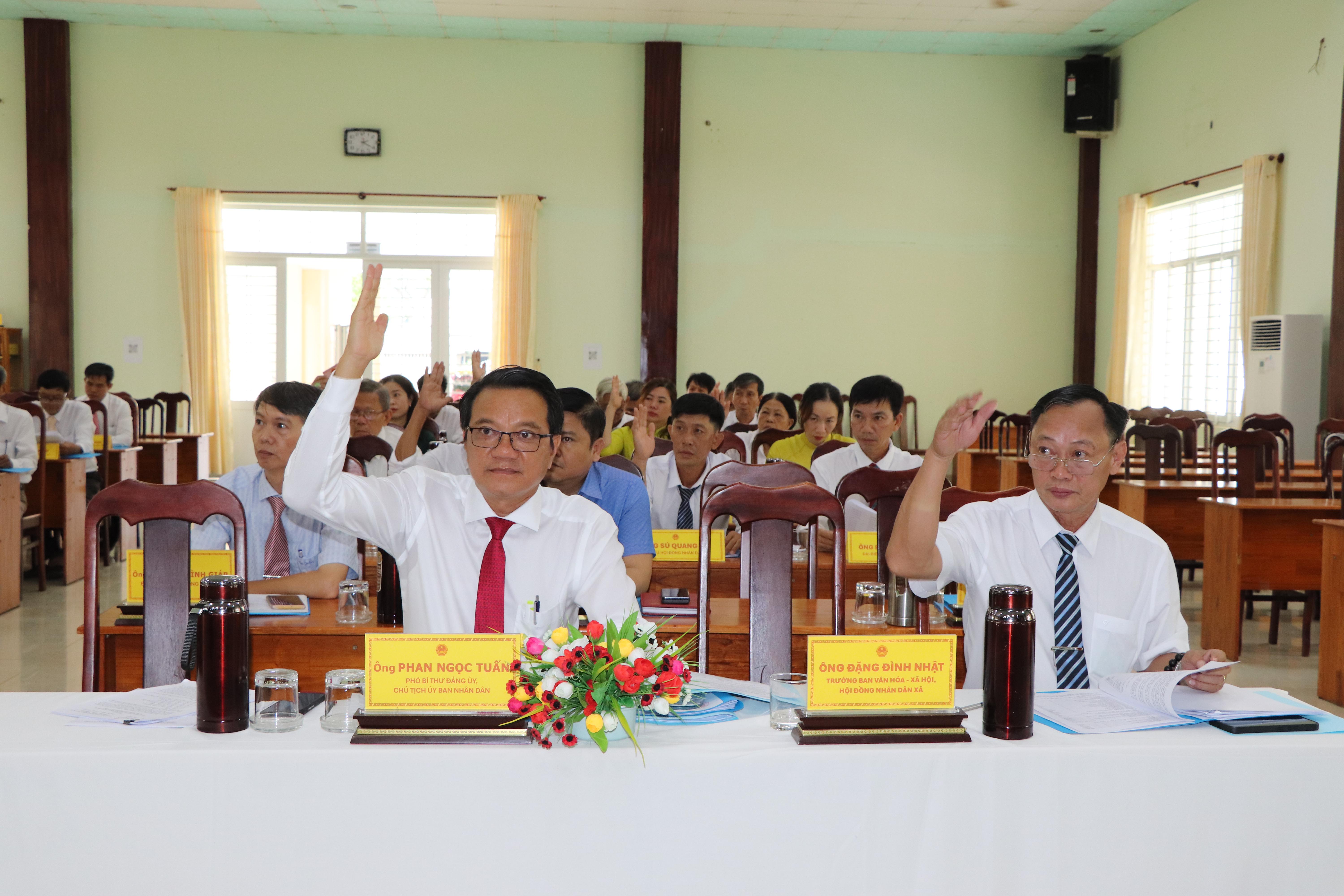 Các đại biểu HĐND xã Châu Đức biểu quyết, thông qua các Nghị quyết, nội dung tại kỳ họp. 