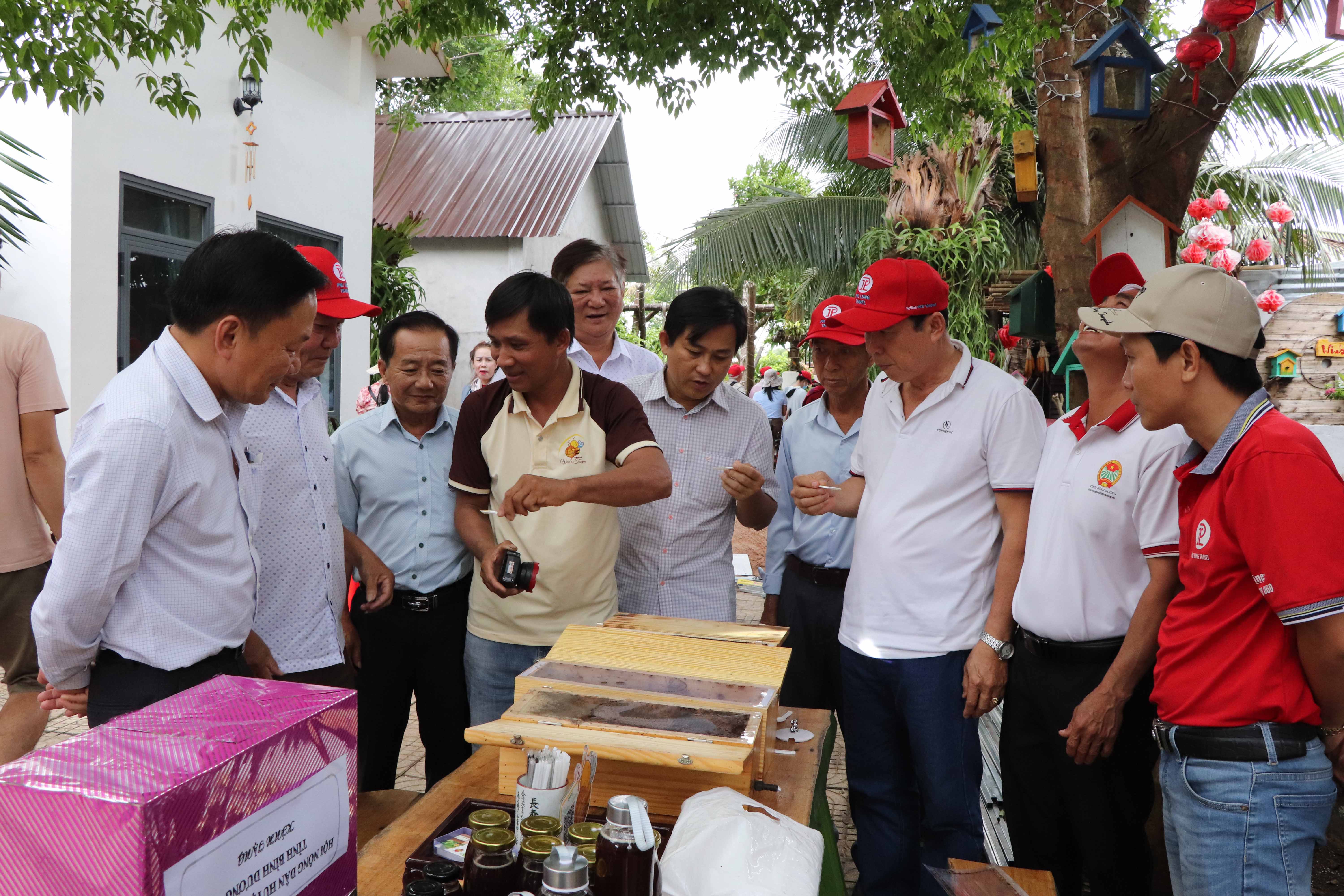 Trại ong dú Win’s Farm được du khách trong và ngoài xã biết đến nhờ sản xuất mật ong nguyên chất và là nơi cung cấp ong giống uy tín.