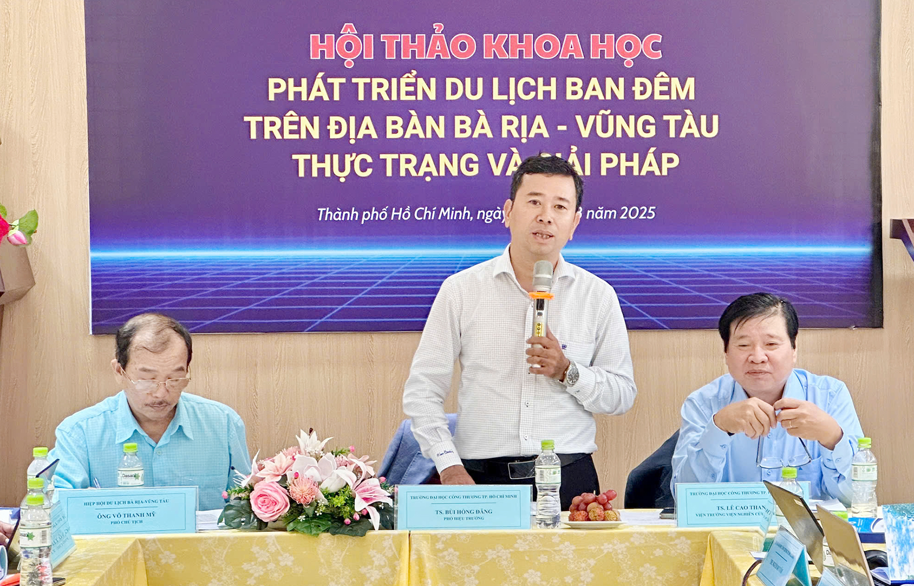 Từ phải qua:  TS. Lê Cao Thanh, Viện trưởng Viện Nghiên cứu Chiến lược - Trường Đại học Công Thương TP. HCM; TS. Bùi Hồng Đăng, Phó Chủ tịch, phụ trách Hội đồng trường, Trường Đại học Công Thương TP. HCM và ông Võ Thanh Mỹ, Phó Chủ tịch Hiệp hội Du lịch TP.Hồ Chí Minh - cơ sở 1 đồng chủ trì hội thảo.