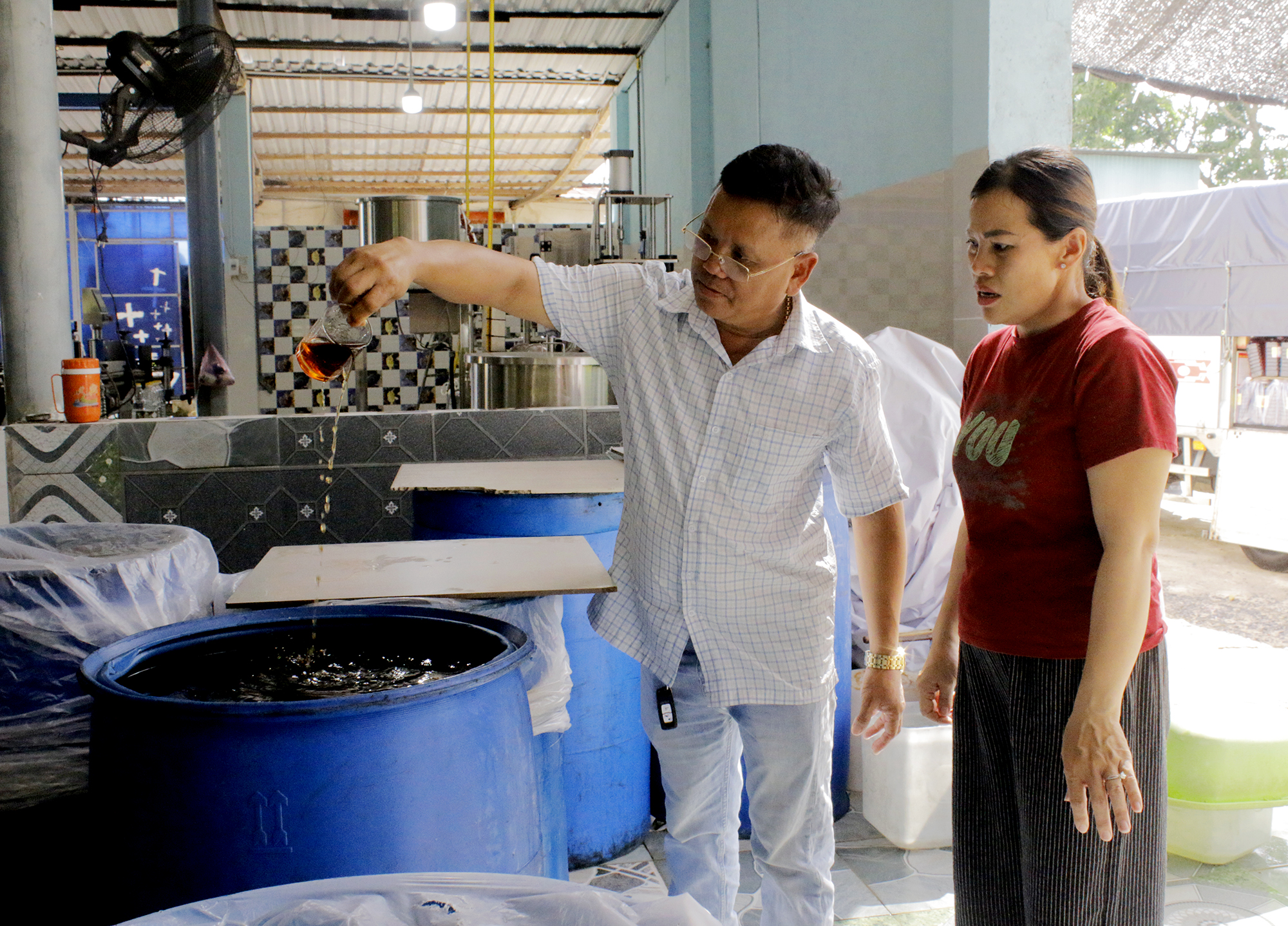Sản xuất nước mắm tại Công ty TNHH sản xuất nước mắm Thiên Lộc, xã Hồ Tràm.