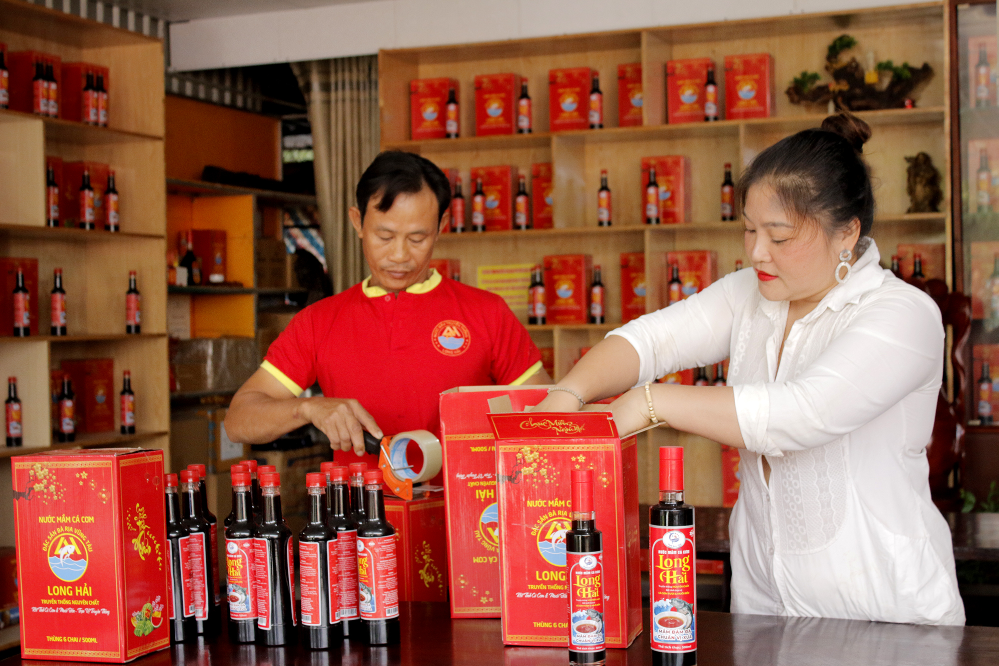 Đóng thùng sản phẩm nước mắm Long Hải tại Công ty TNHH sản xuất - Thương mại và Dịch vụ Hati, xã Phước Hải.