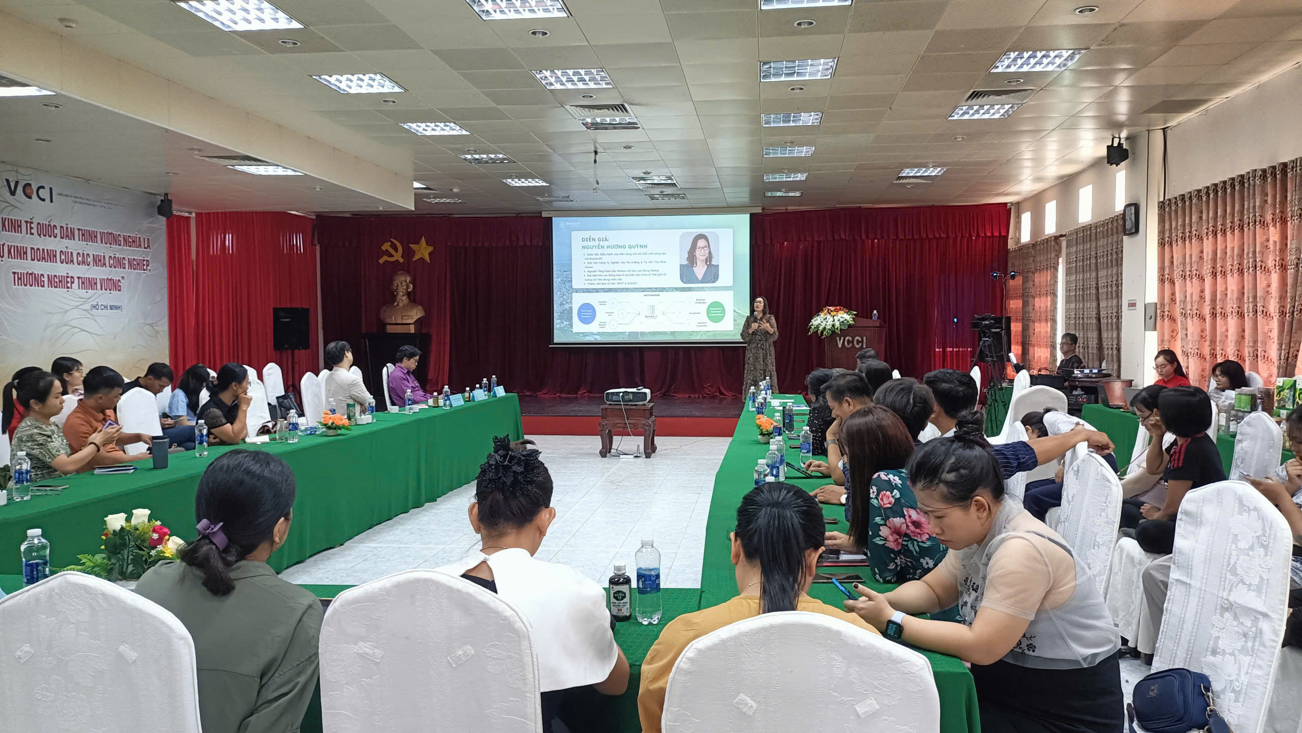 Quang cảnh hội thảo Tái định vị chiến lược doanh nghiệp ngày 2-8 tại phường Tam Thắng.