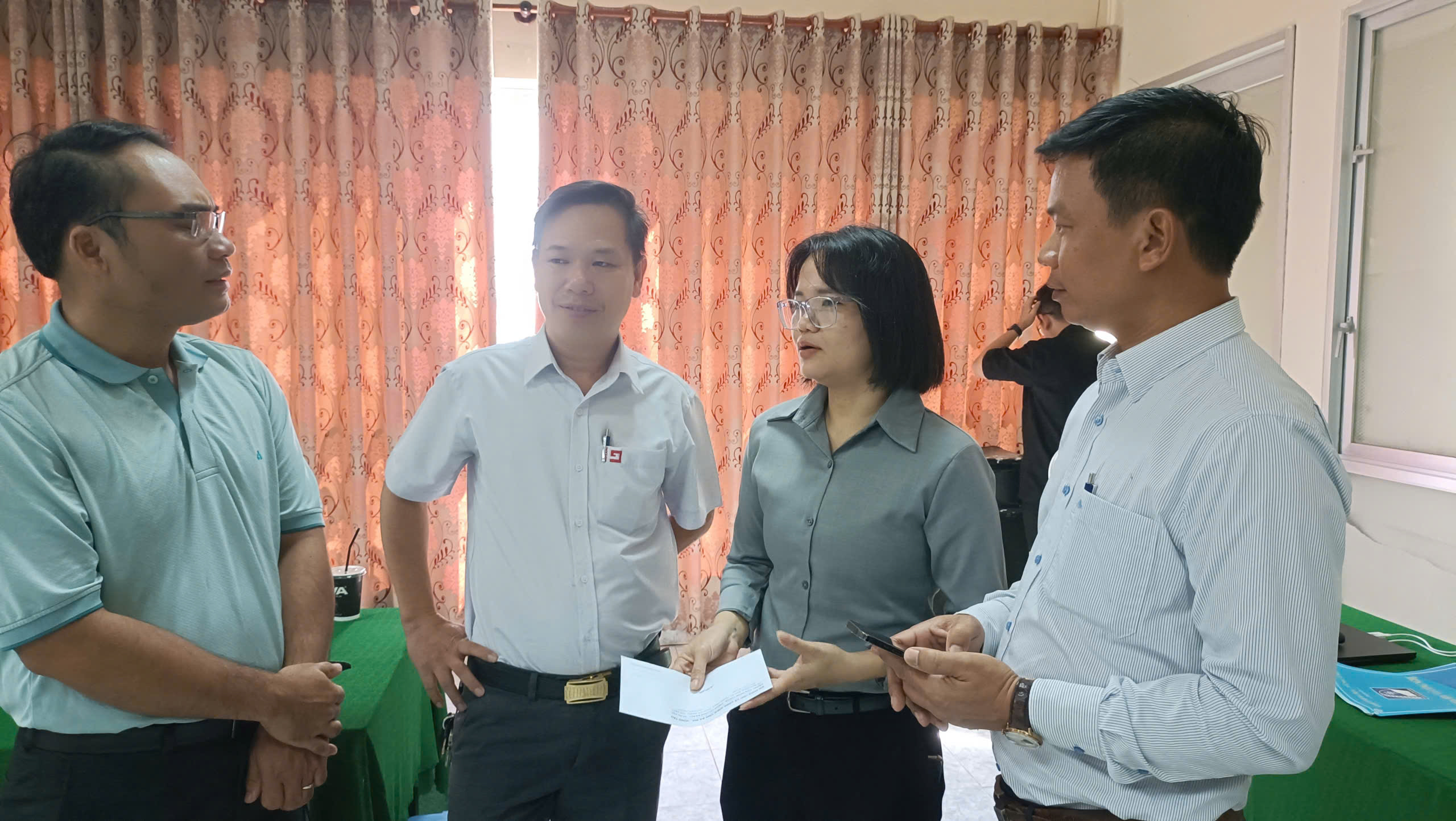 Doanh nghiệp trao đổi bên lề hội thảo.