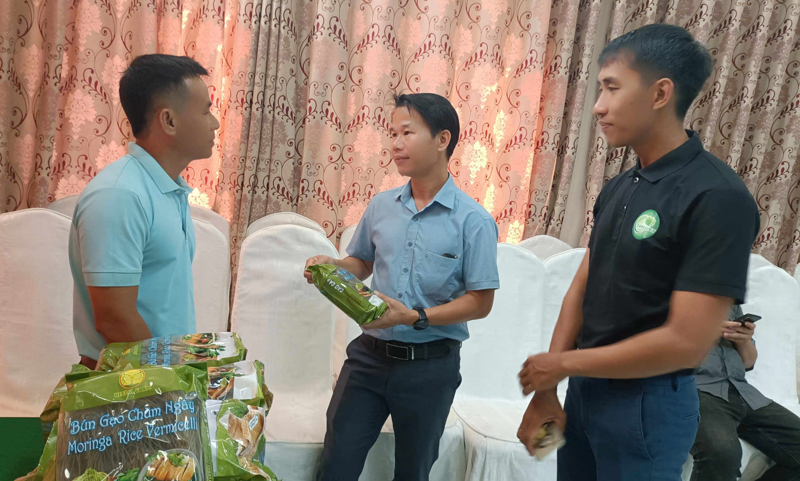 Doanh nghiệp trao đổi thông tin, tìm kiếm cơ hội hợp tác tại hội thảo.