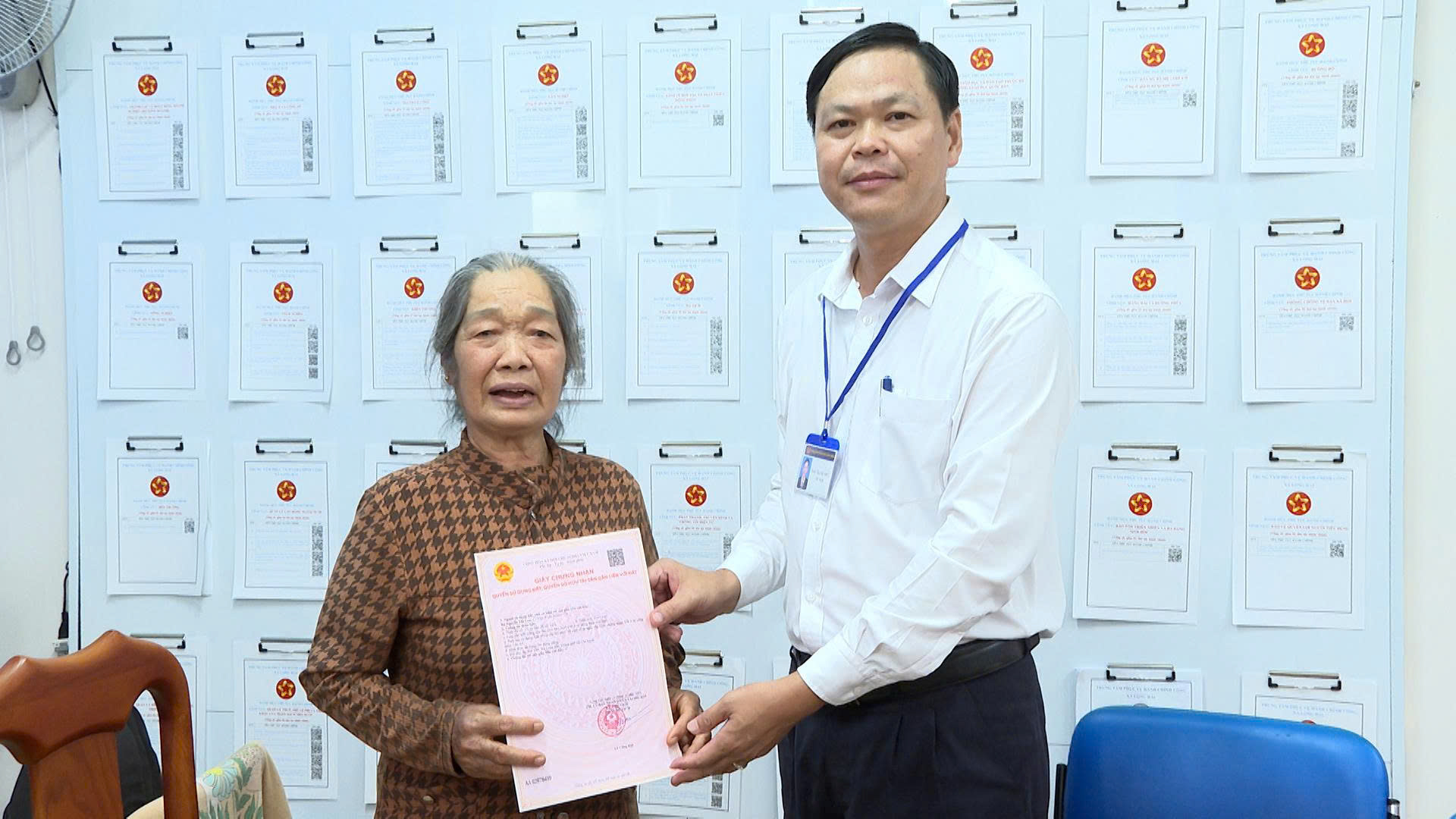 Ông Ngô Thanh Phúc, Phó Bí thư Đảng ủy, Chủ tịch UBND xã Long Hải, TPHCM đã trao giấy chứng nhận quyền sử dụng đất, quyền sở hữu tài sản gắn liền với đất cho bà Nguyễn Thị Lan, ngụ tại ấp Hải Tân.