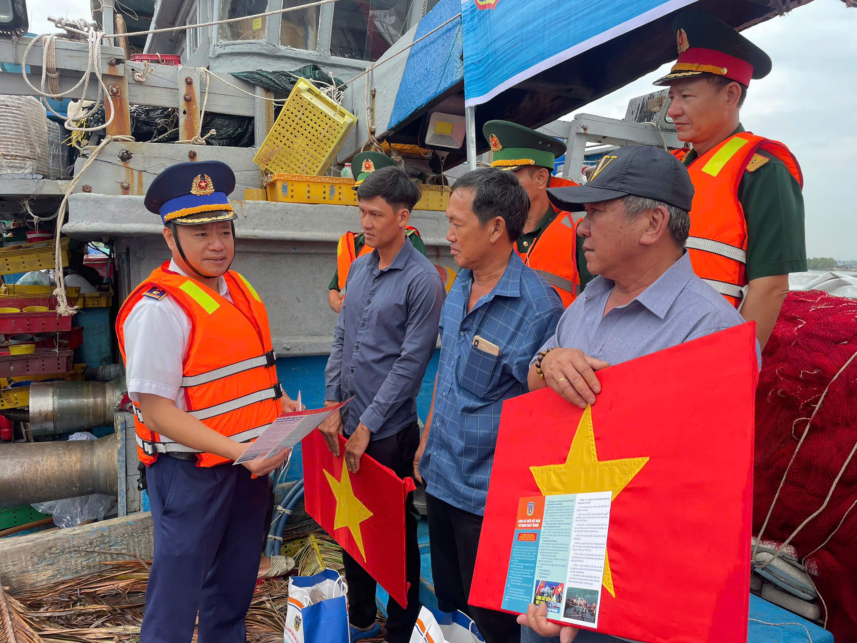 Cán bộ, chiến sĩ Bộ Tư lệnh Vùng Cảnh sát biển 3 cùng đại diện các đơn vị lực lượng vũ trang trên địa bàn tuyên truyền về IUU cho ngư dân xã Đất Đỏ.