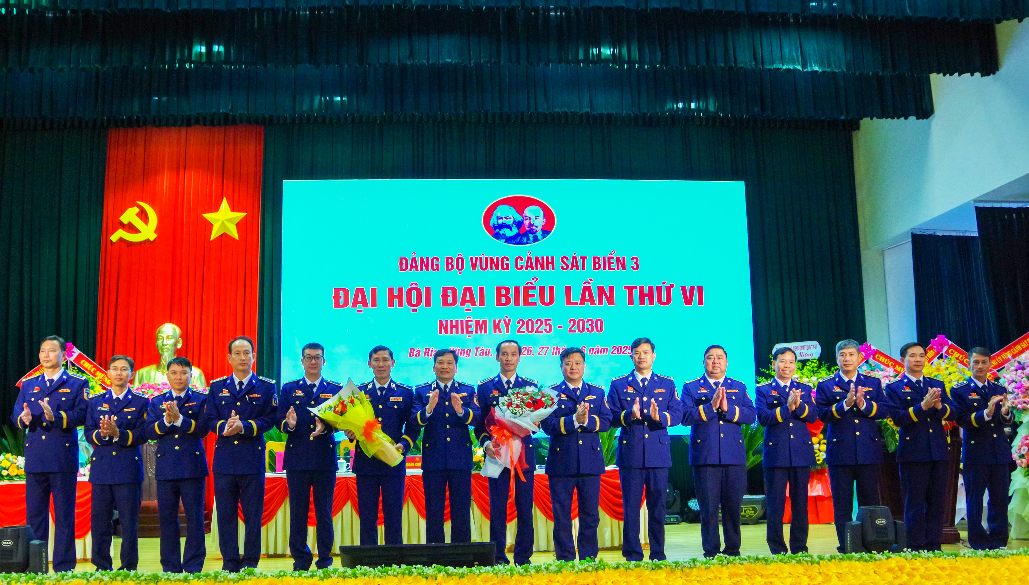 Thiếu tướng Trần Văn Xuân tặng hoa chúc mừng Ban Chấp hành Đảng bộ Vùng Cảnh sát biển 3 nhiệm kỳ 2025 - 2030 .