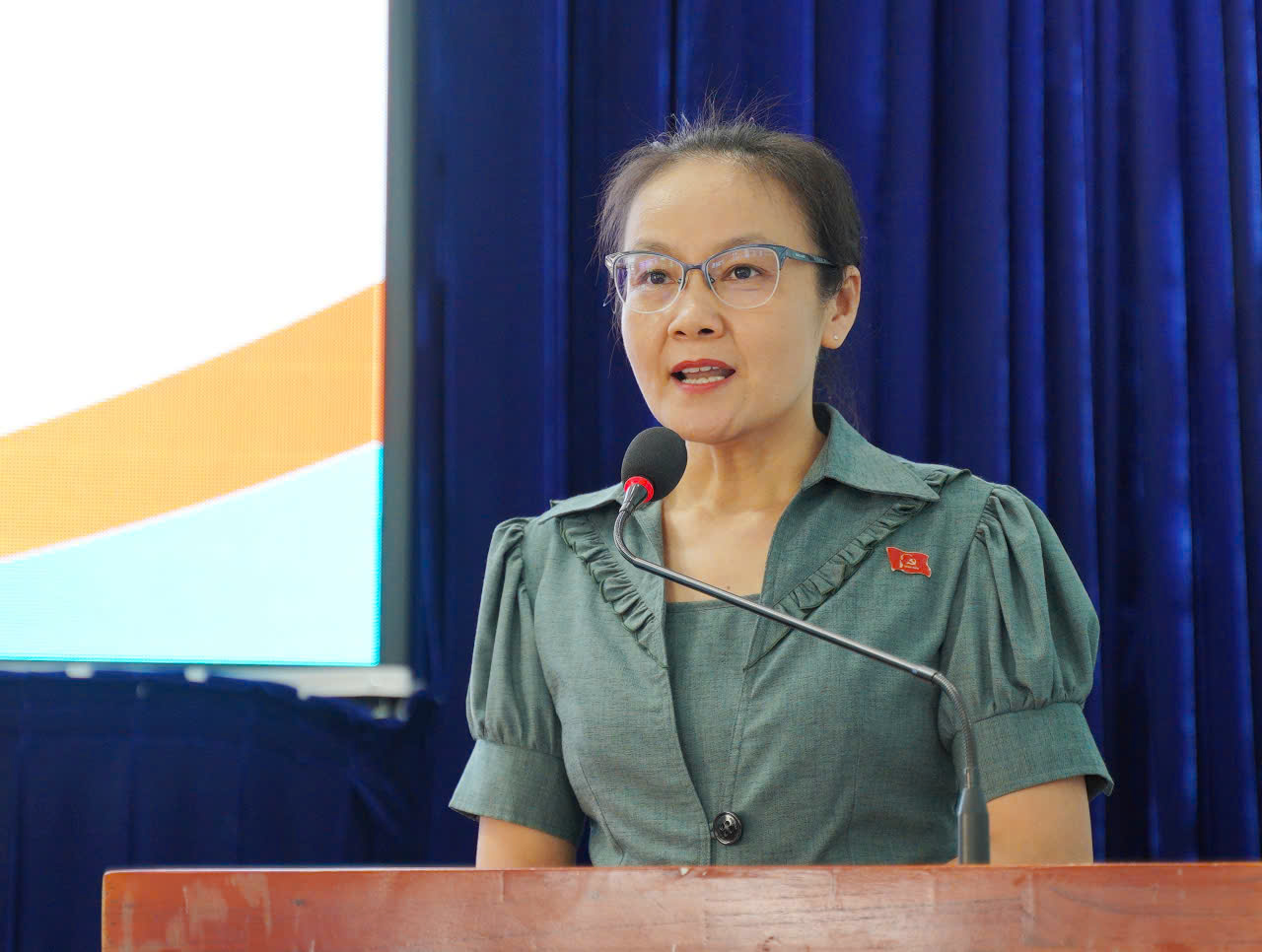 Đồng chí Nguyễn Thị Ngọc Thủy, Phó Bí thư Thường trực Đảng ủy phường Rạch  Dừa thông tin về tình hình hoạt động của phường Rạch Dừa sau hơn 1 tháng vận hành chính quyền địa phương 2 cấp.