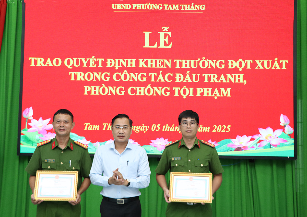 Ông Lê Xuân Tú, Chủ tịch UBND phường Tam Thắng trao Giấy khen đến tập thể, cá nhân.