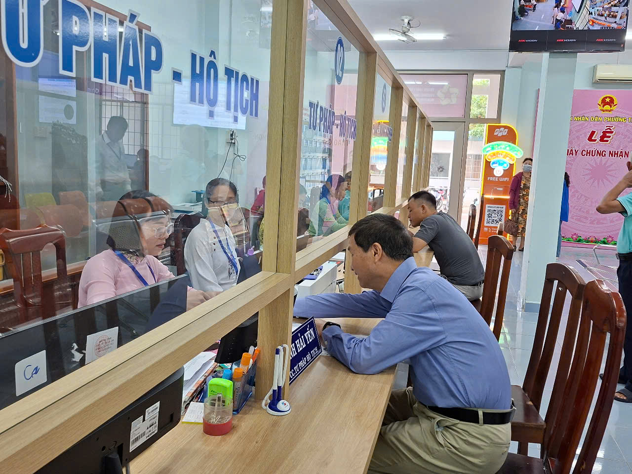 Trung tâm phục vụ hành chính công chịu trách nhiệm hướng dẫn, tổ chức thu và hướng dẫn người dân nộp không dùng tiền mặt. Trong ảnh: Người dân làm thủ tục tại Trung tâm phục vụ hành chính công.