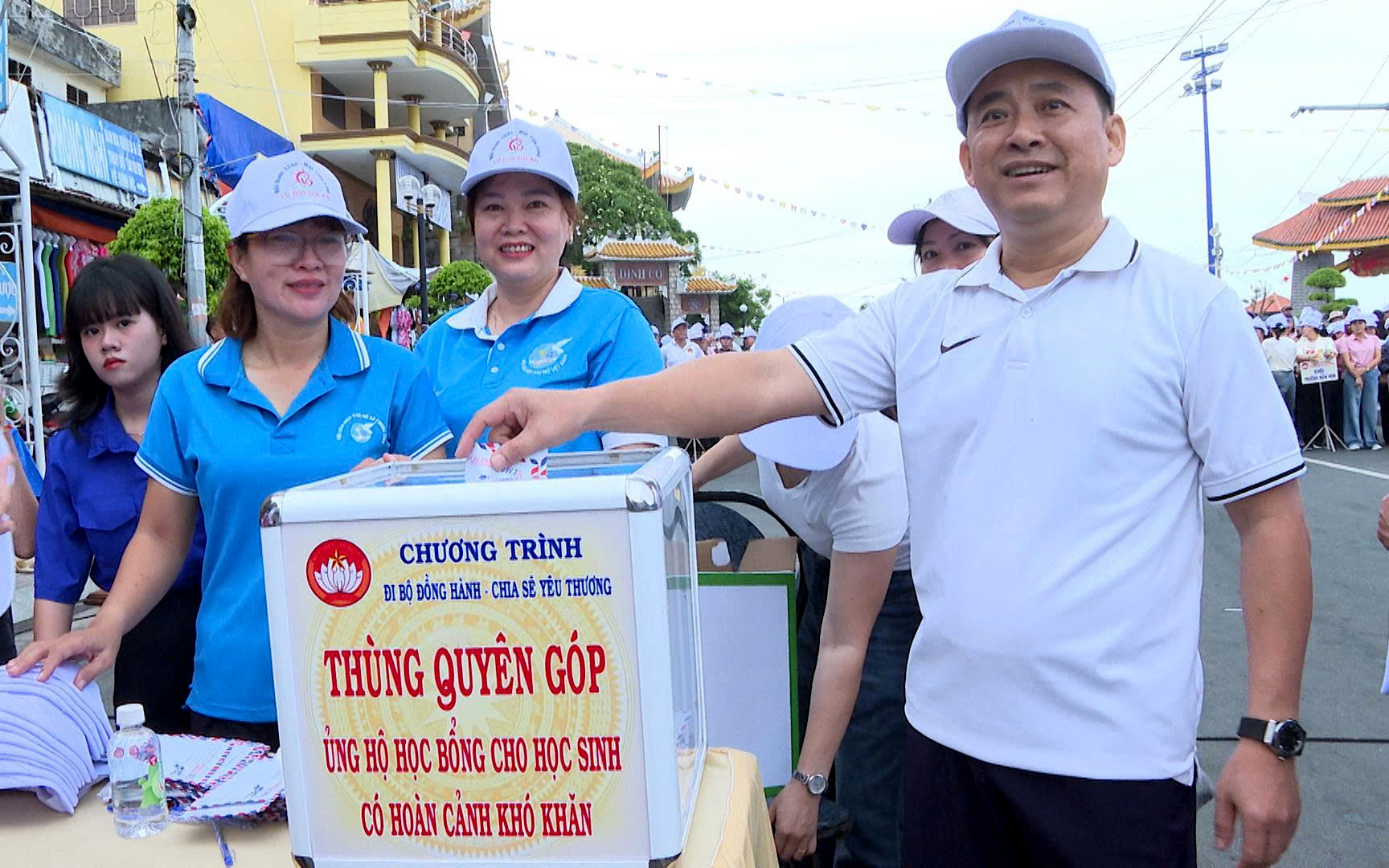 Ông Huỳnh Sơn Tuấn, Bí thư Đảng ủy, Chủ tịch HĐND xã Long Hải ủng hộ tại chương trình.