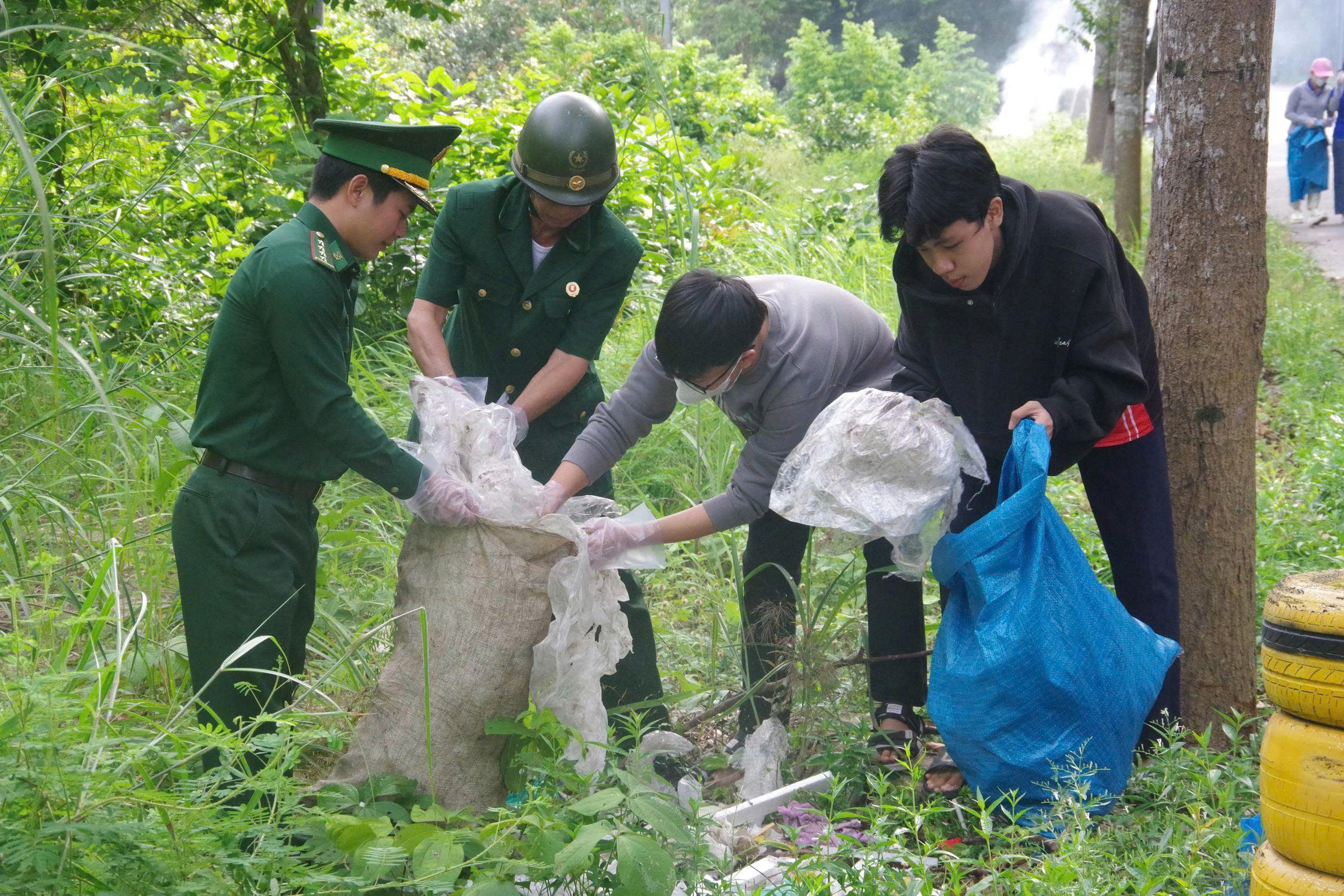 Đoàn viên thanh niên, hội viên xã Bình Châu ra quân dọn dẹp vệ sinh tuyến đường rừng dọc Quốc lộ 55.