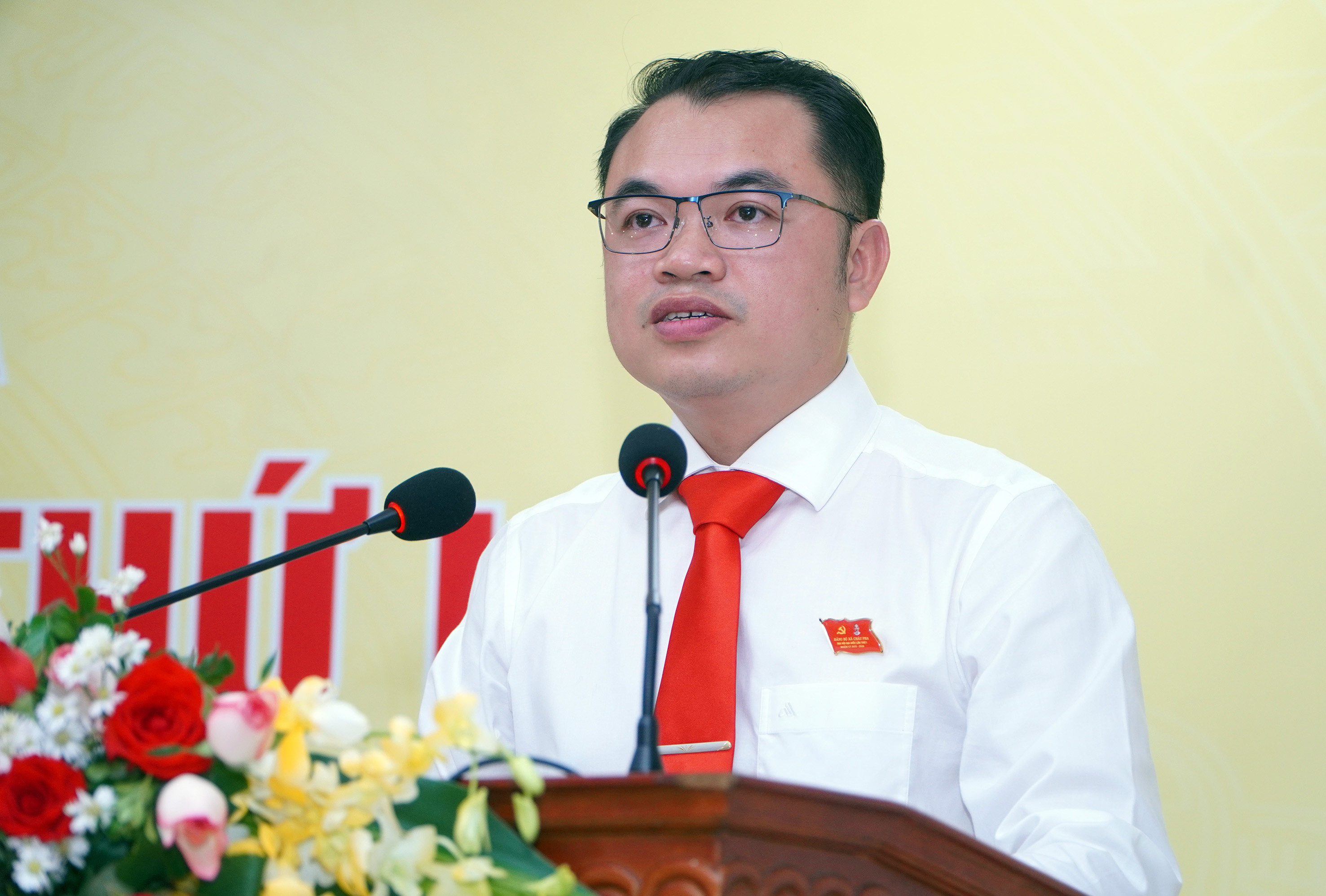 Đồng chí Thôi Đại Việt, Phó Bí thư Thường trực Đảng ủy xã Châu Pha điều hành phần thảo luận 