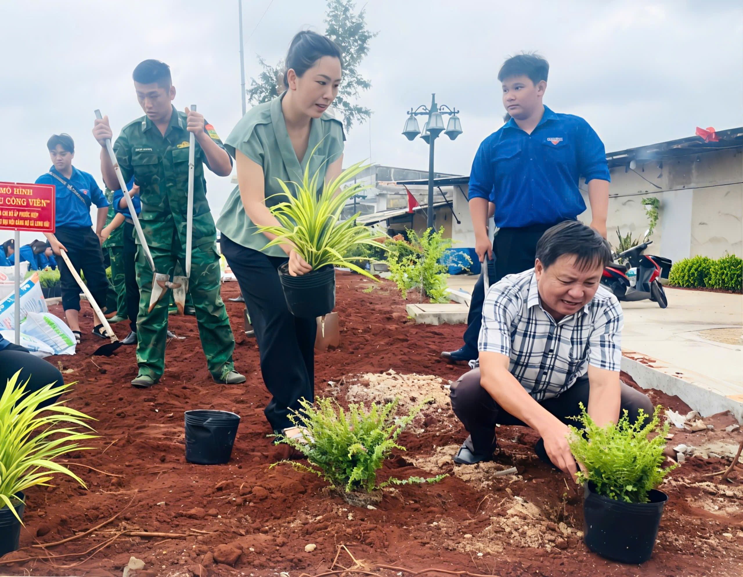 Cán bộ, đảng viên, nhân dân ấp Phước Hiệp, xã Long Hải trồng cây xanh trong tiểu công viên.