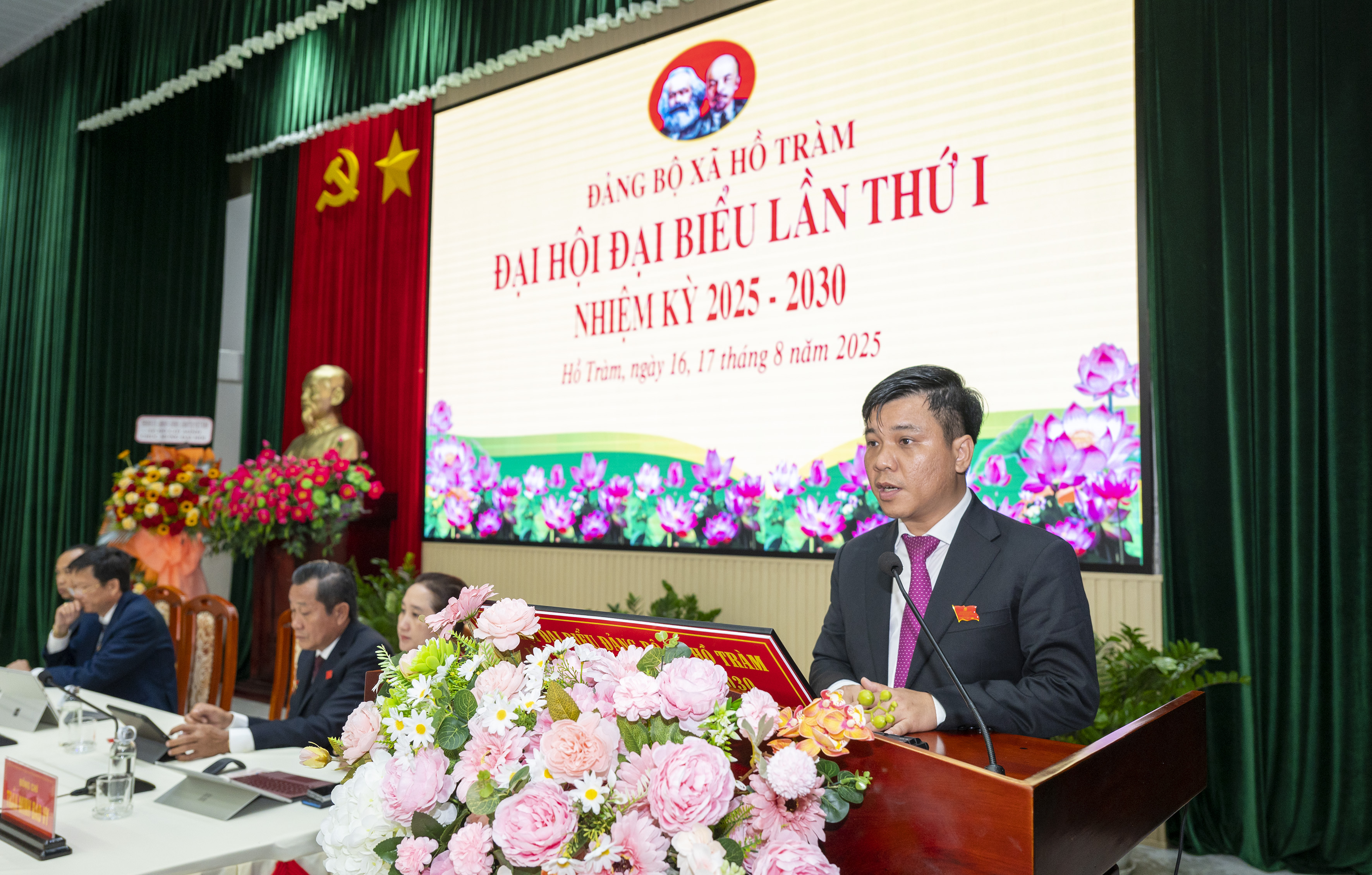 Đồng chí Đồng chí Phan Khắc Duy, Bí thư xã Hồ Tràm, nhiệm kỳ 2025-2030 phát biểu đáp từ tại đại hội.