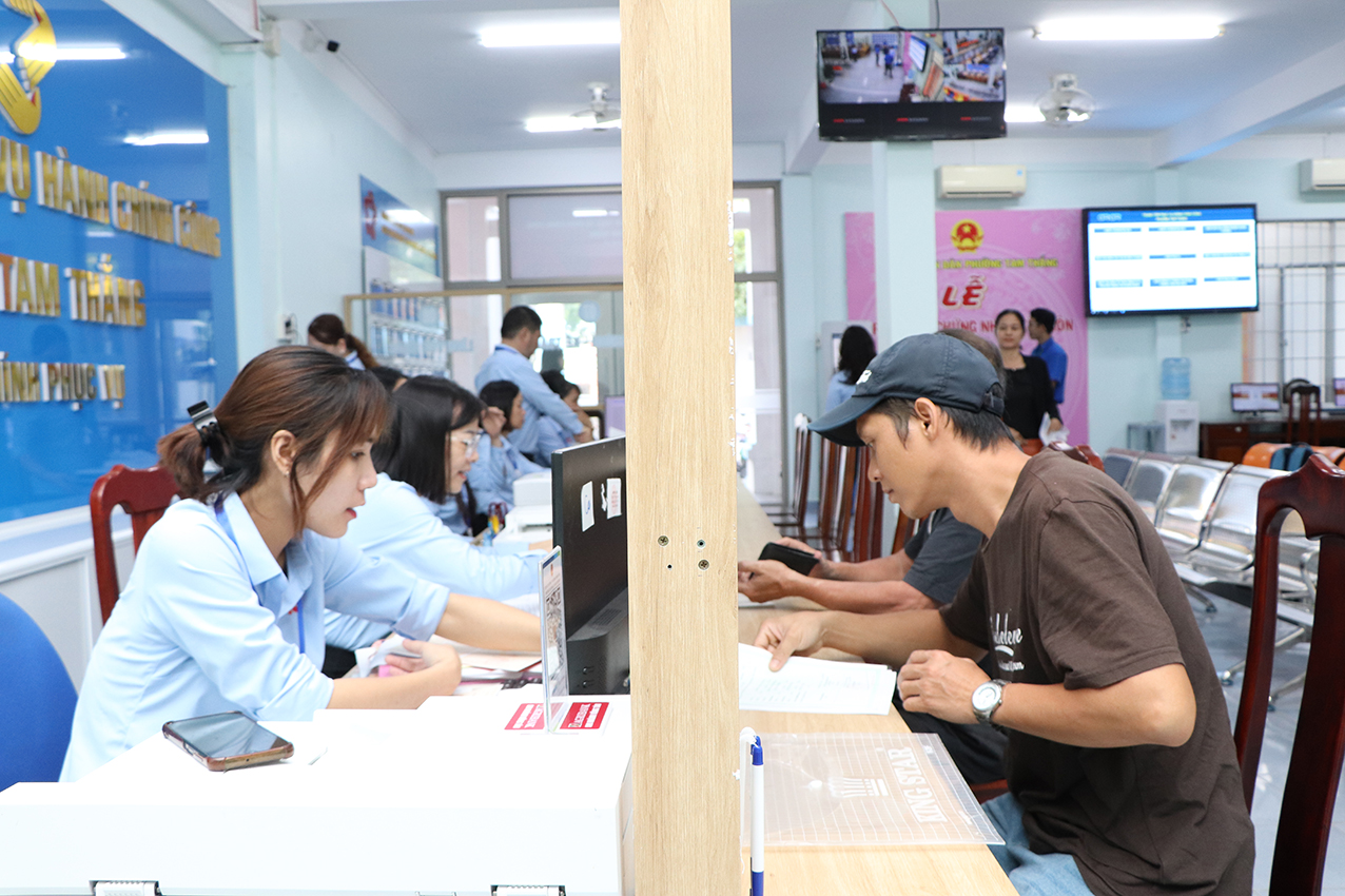 Người dân làm thủ tục tư pháp - hộ tịch tại Trung tâm phục vụ hành chính công phường Tam Thắng.