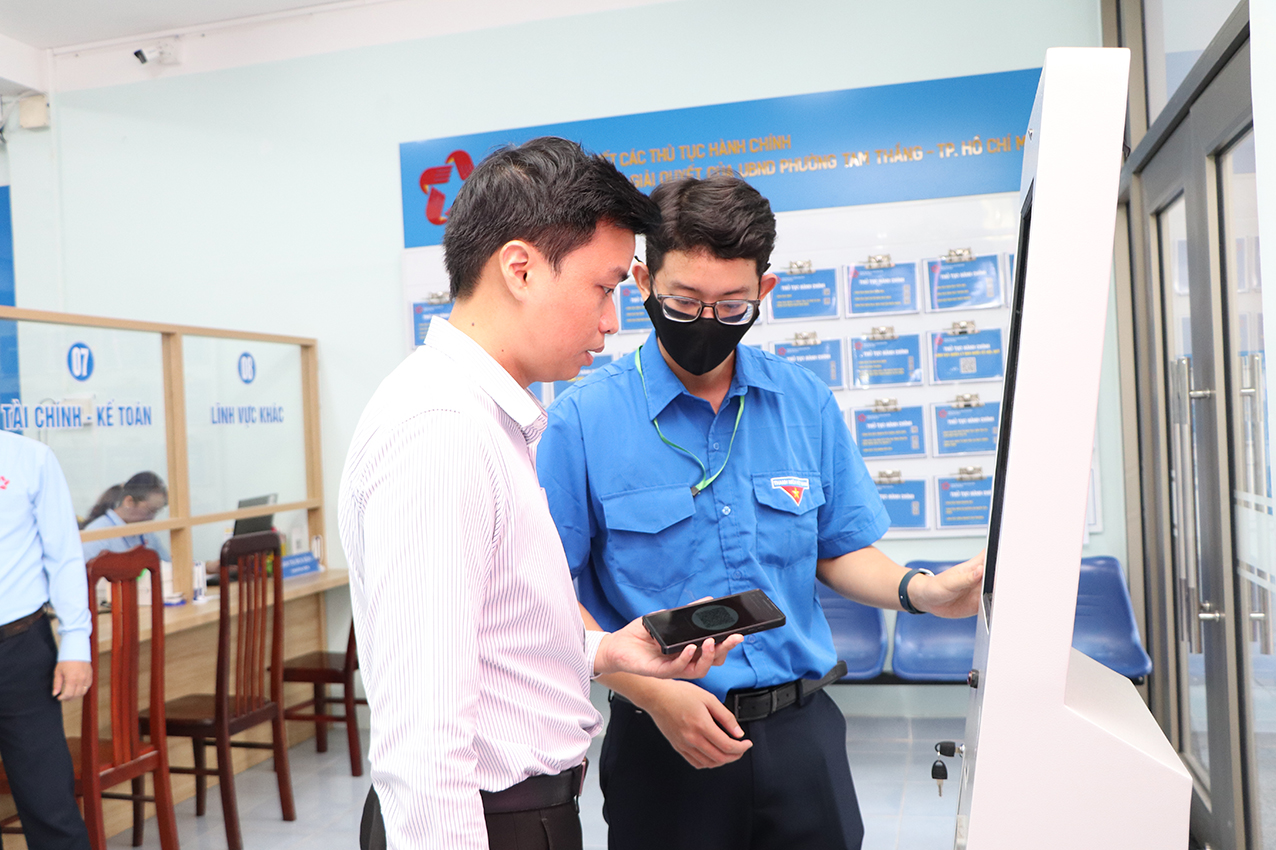 Trung tâm Phục vụ hành chính công phường Tam Thắng ứng dụng phần mềm một cửa điện tử