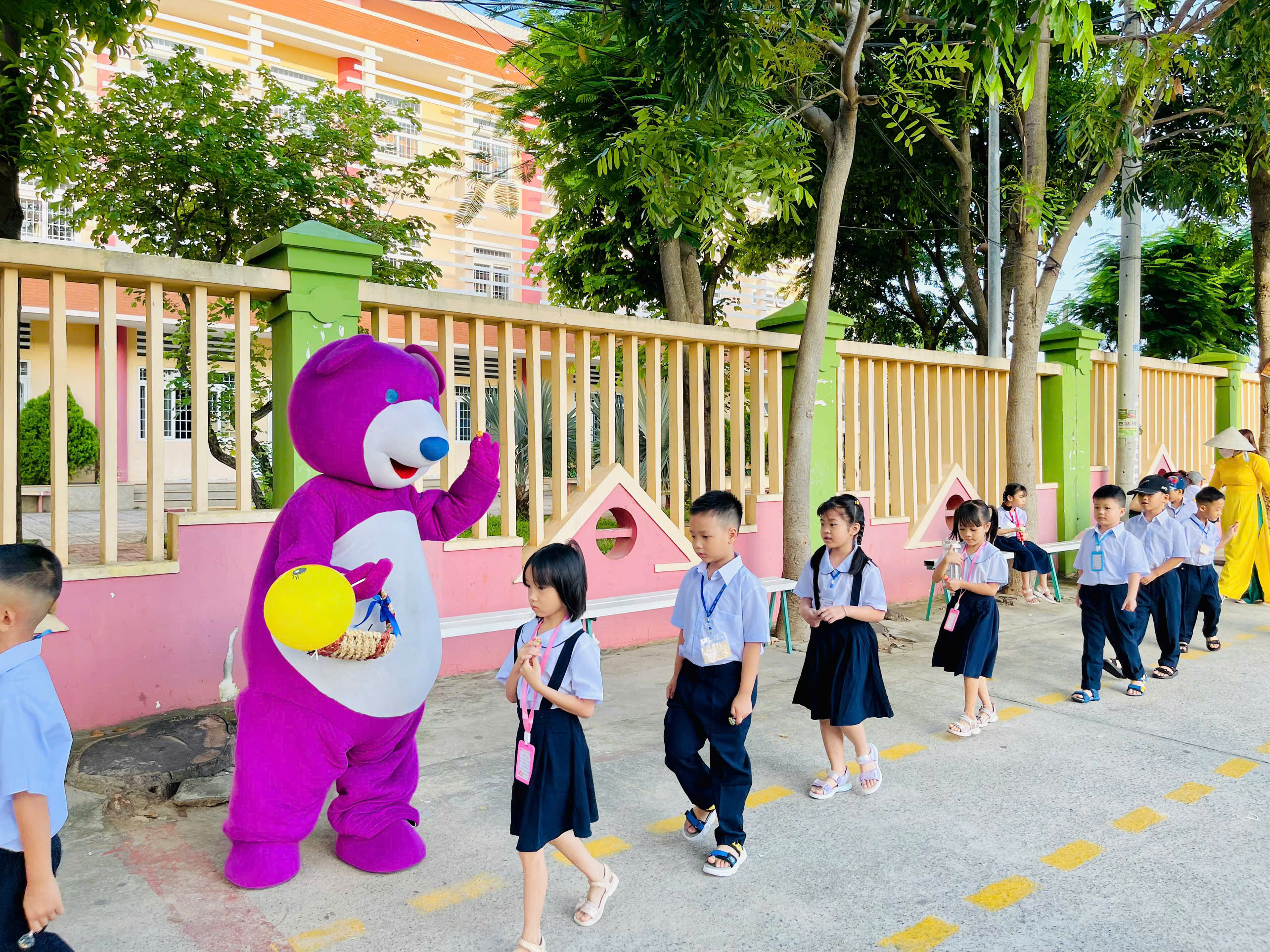 Các thầy cô giáo đóng vai con vật ngộ nghĩnh chào đón các em học sinh lớp 1.