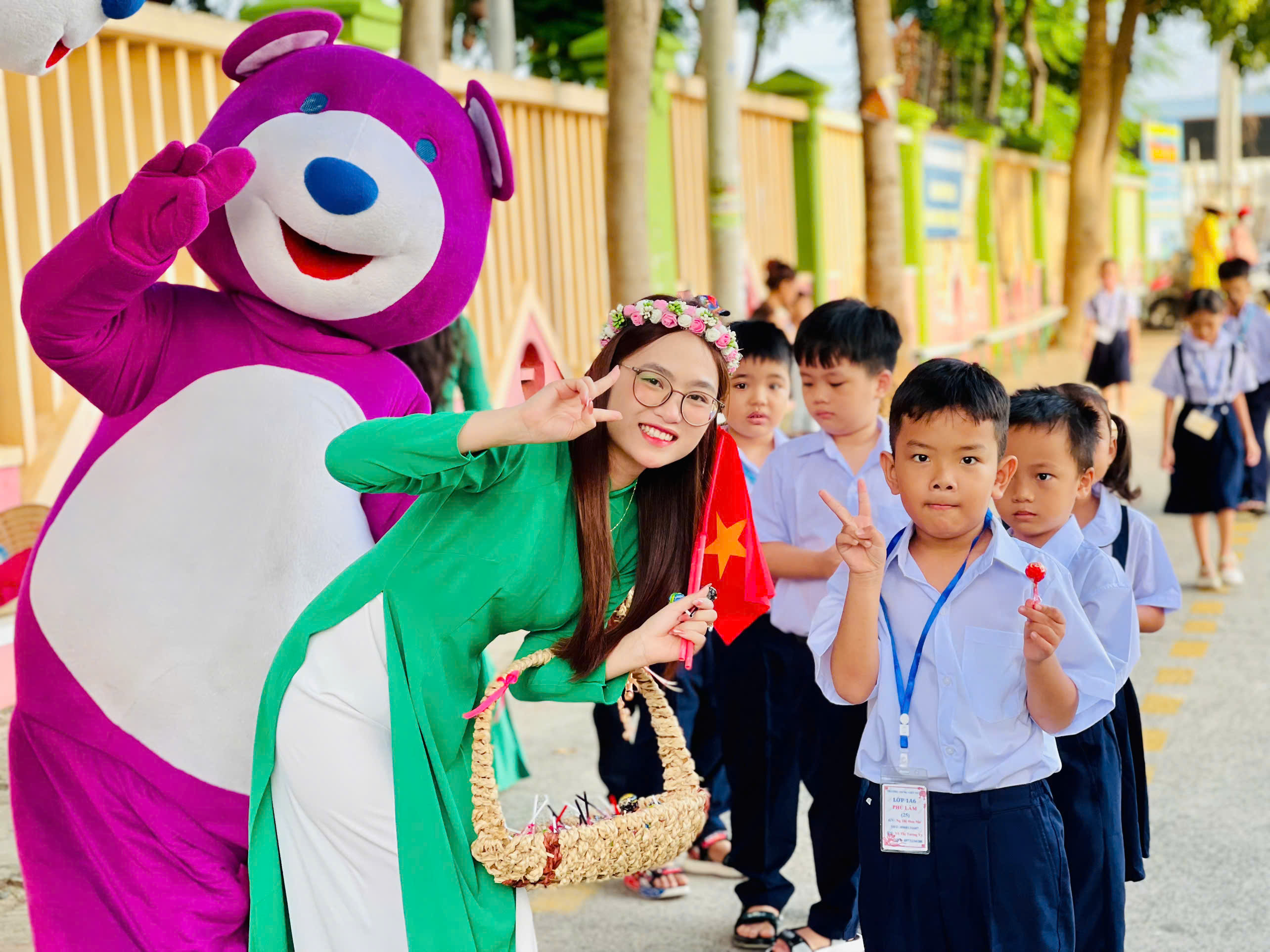 Các em học sinh hào hứng bước vào trường học.