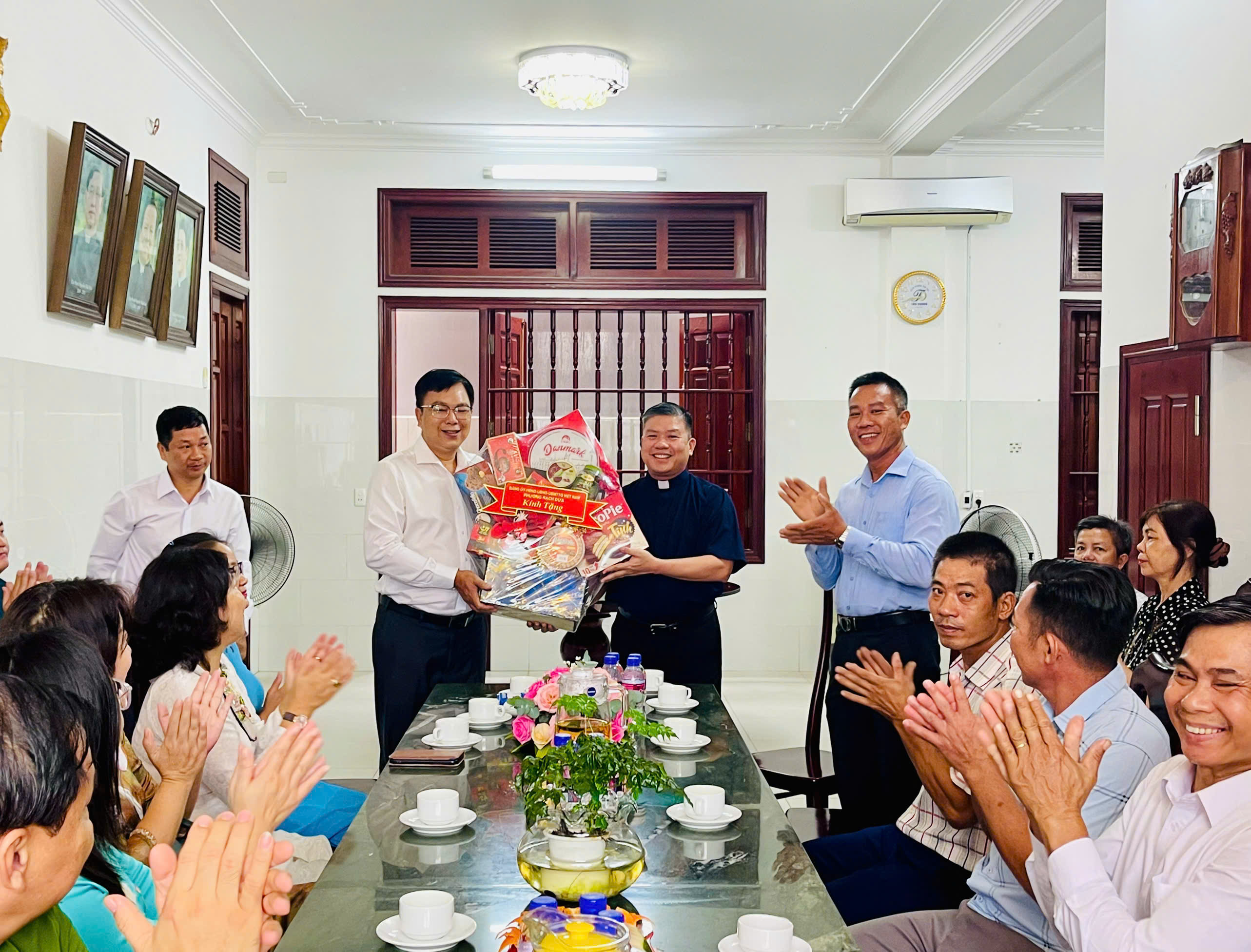 Đồng chí Nguyễn Phúc Hoàng thăm và tặng quà giáo xứ Đông Xuyên.
