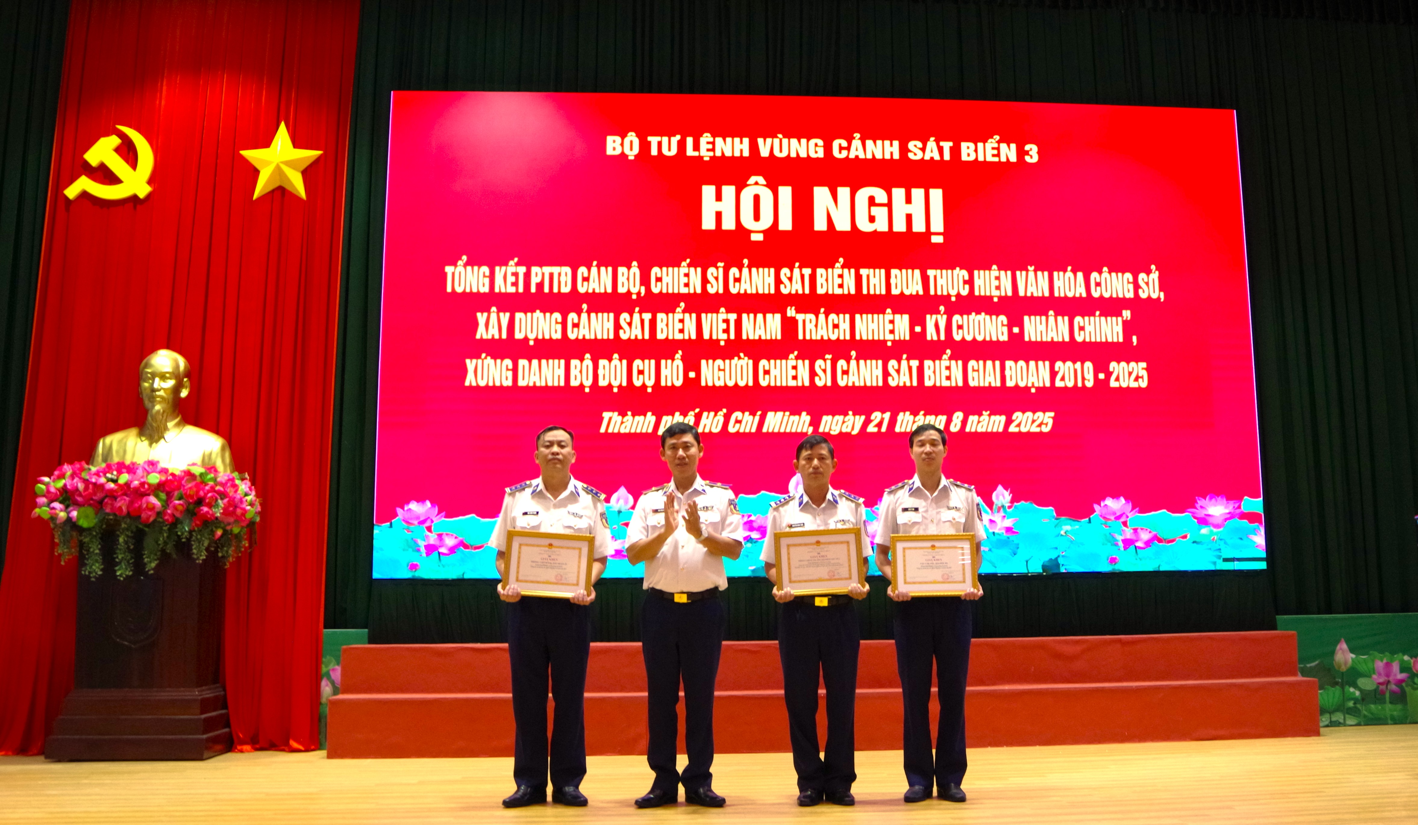 Thiếu tướng Ngô Bình Minh, Tư lệnh Vùng Cảnh sát biển 3 trao thưởng cho tập thể có thành tích tốt trong phong trào thi đua.
