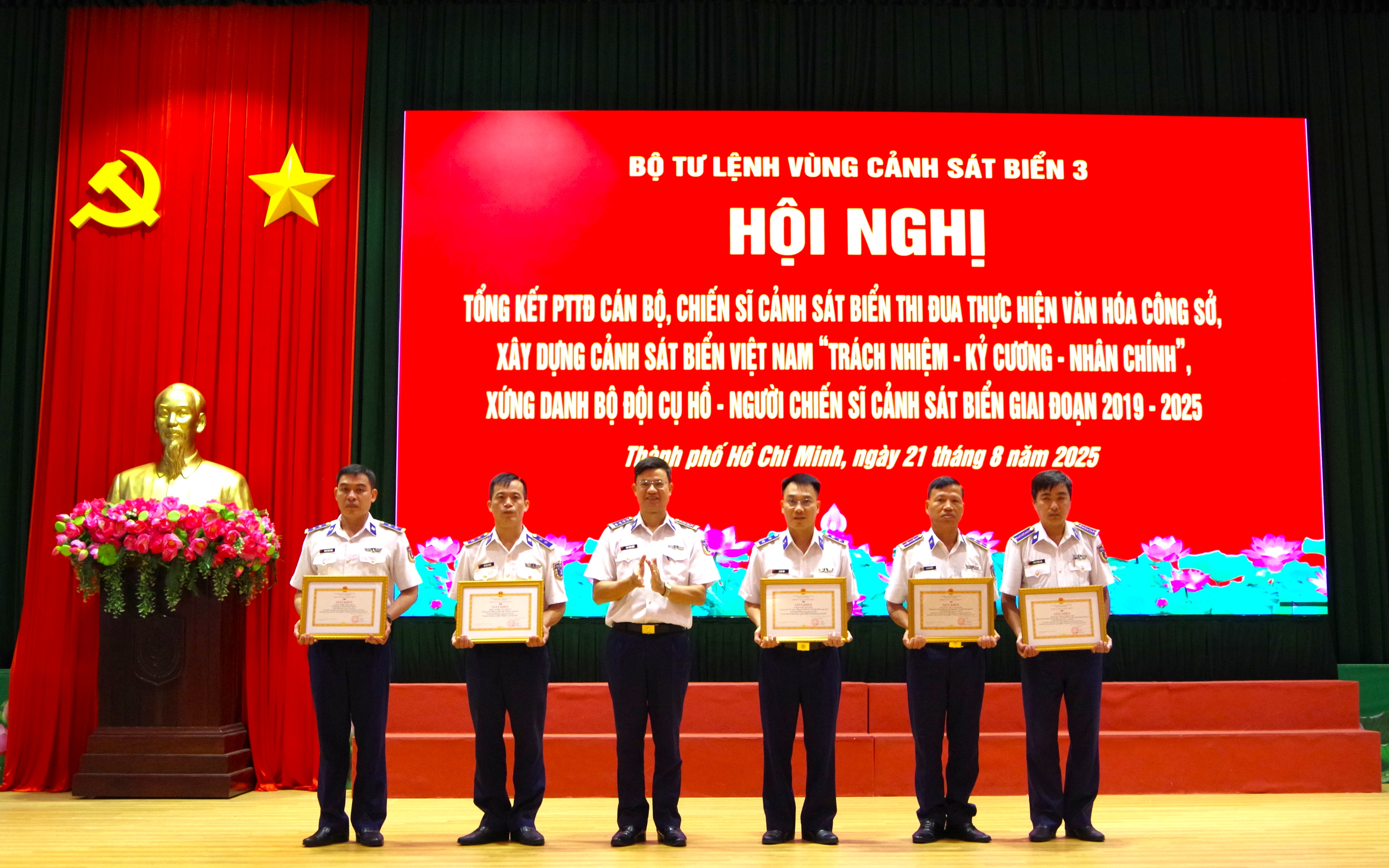 Đại tá Cao Xuân Quận phó Chính ủy Vùng Cảnh sát biển 3 trao thưởng cho cá nhân có thành tích tốt trong phong trào thi đua