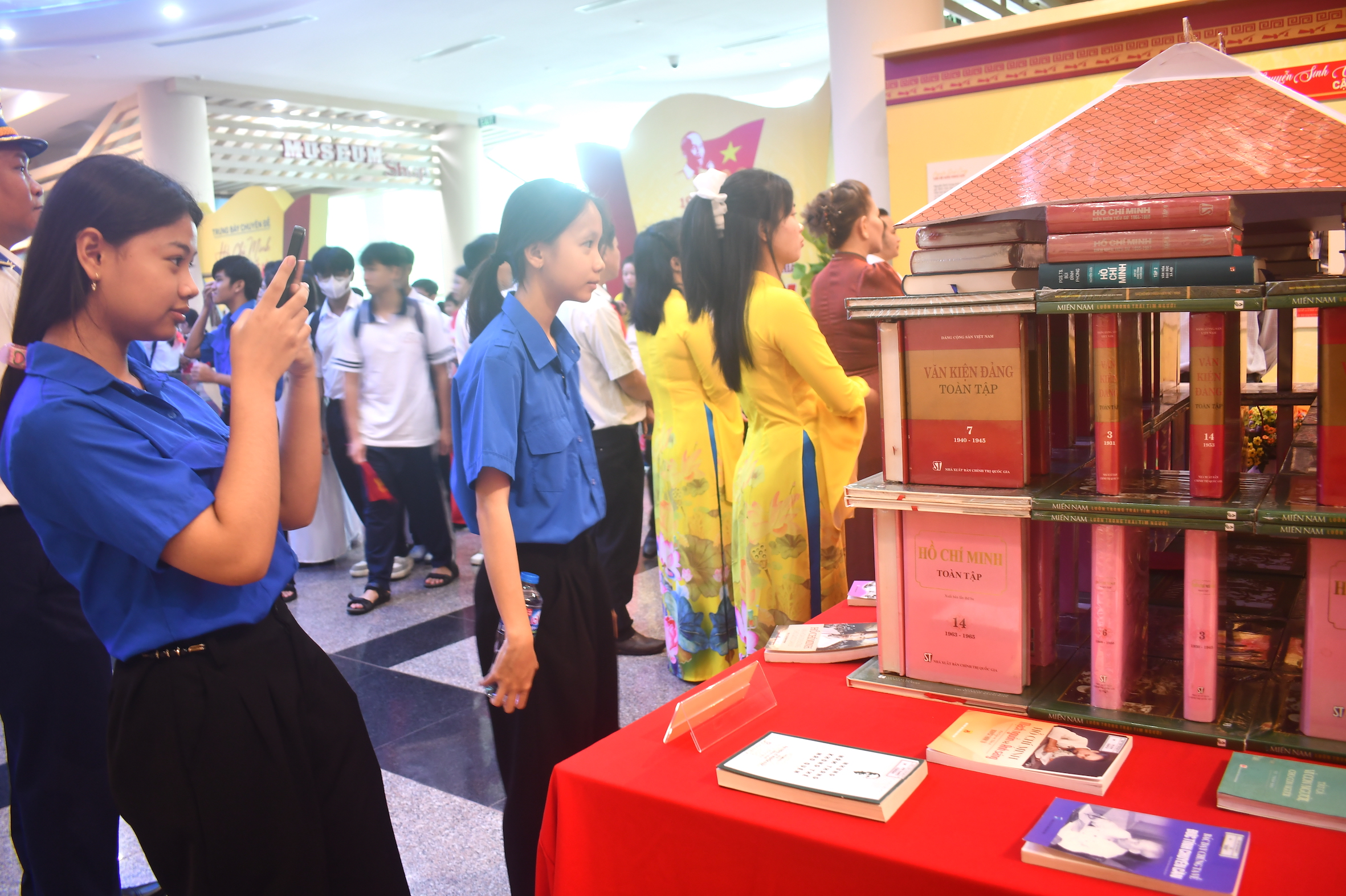 Đông đảo các em học sinh đến tham quan triển lãm.