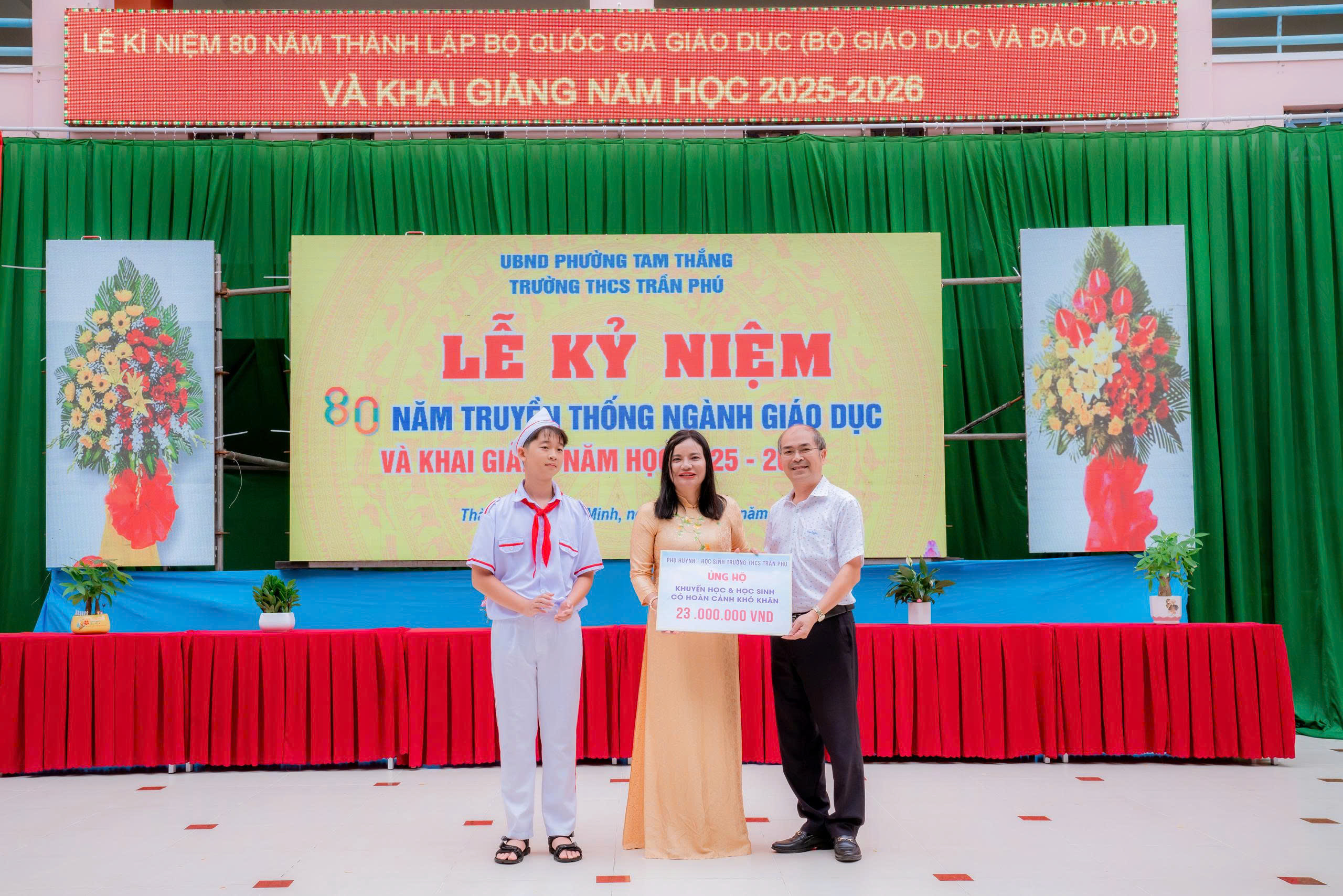 Hoa chúc mừng khai giảng được thay bằng những món quà có ý nghĩa thiết thực.