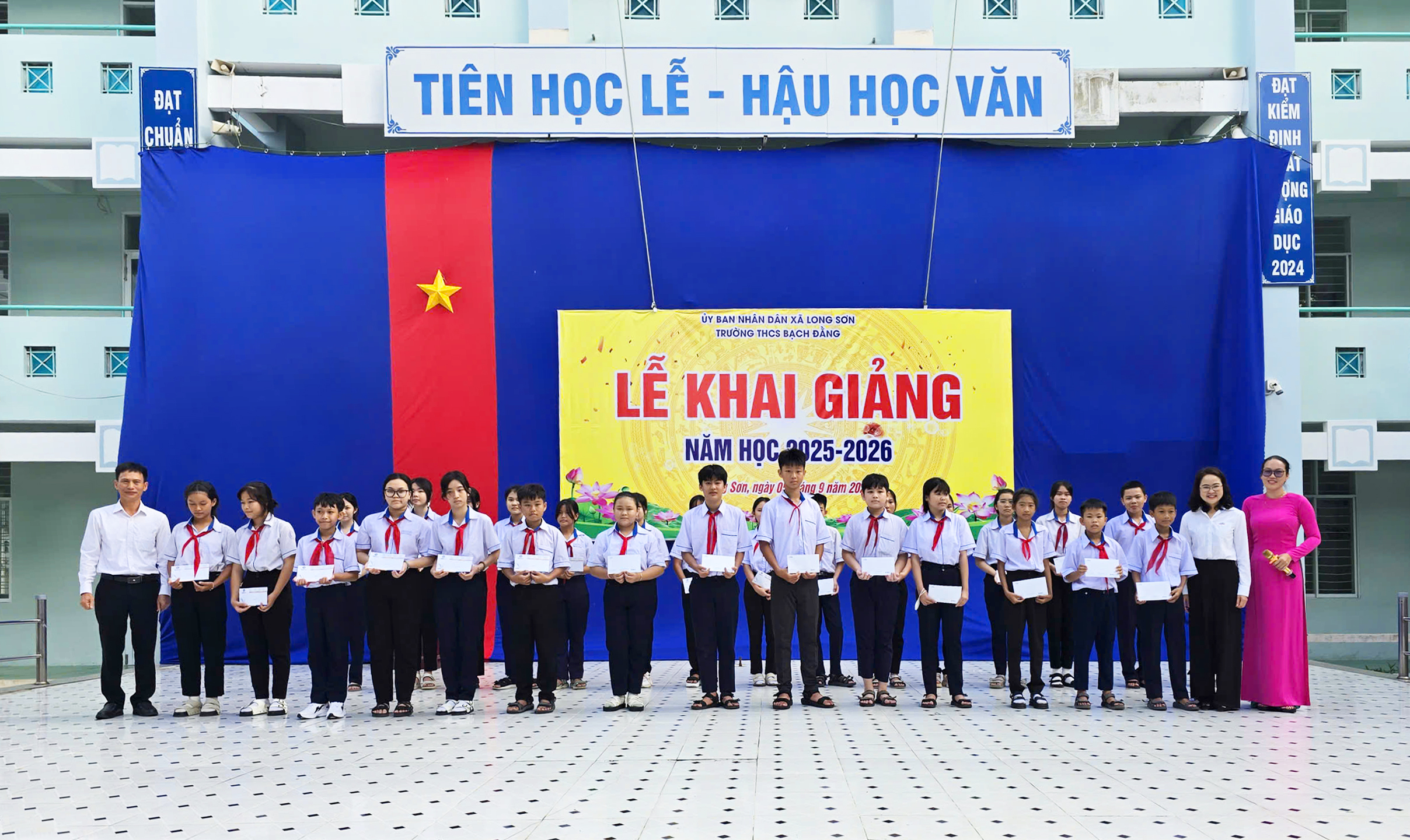 LSP phối hợp cùng Công ty Sao Phương Bắc và Công ty Vina E&C trao tặng 120 suất học bổng, với tổng trị giá 100 triệu đồng trong buổi lễ khai giảng tại 5 trường học trên địa bàn xã Long Sơn.