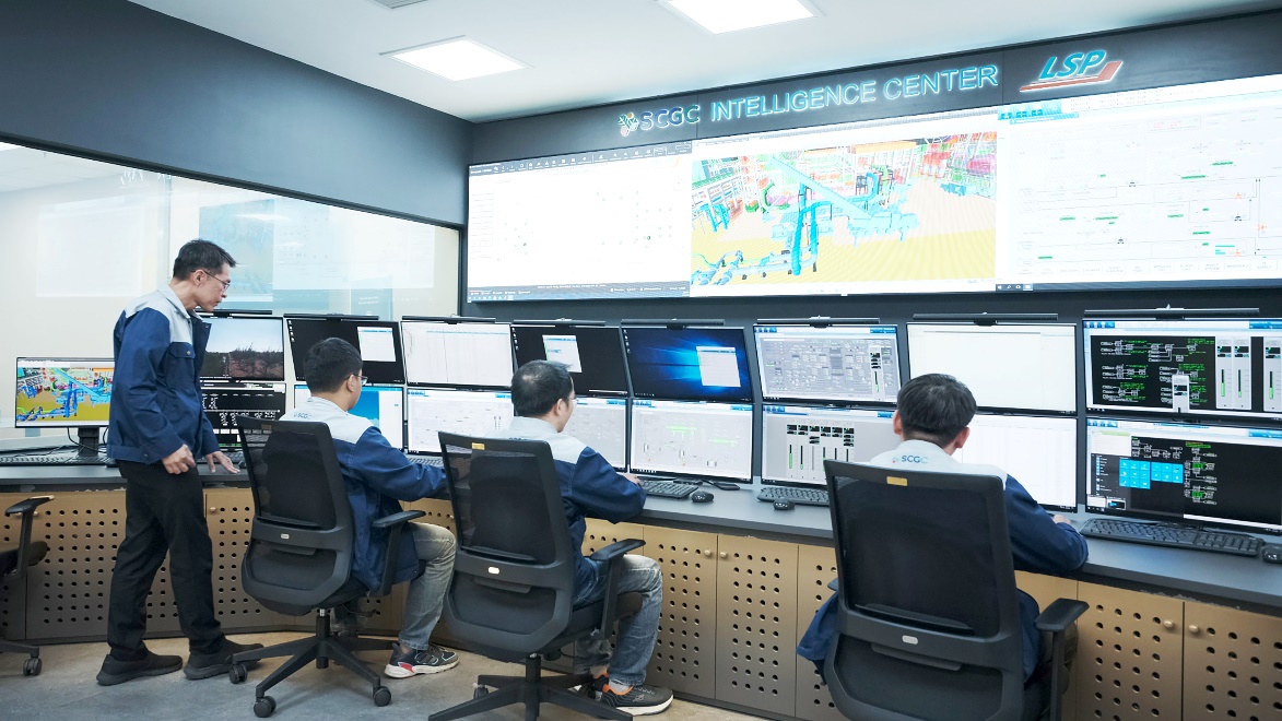 Intelligence Center - Trung tâm Điều Khiển Thông minh tại Tổ hợp Hóa dầu Long Sơn giám sát tình trạng thiết bị theo thời gian thực, nâng cao độ tin cậy của toàn bộ hệ thống.