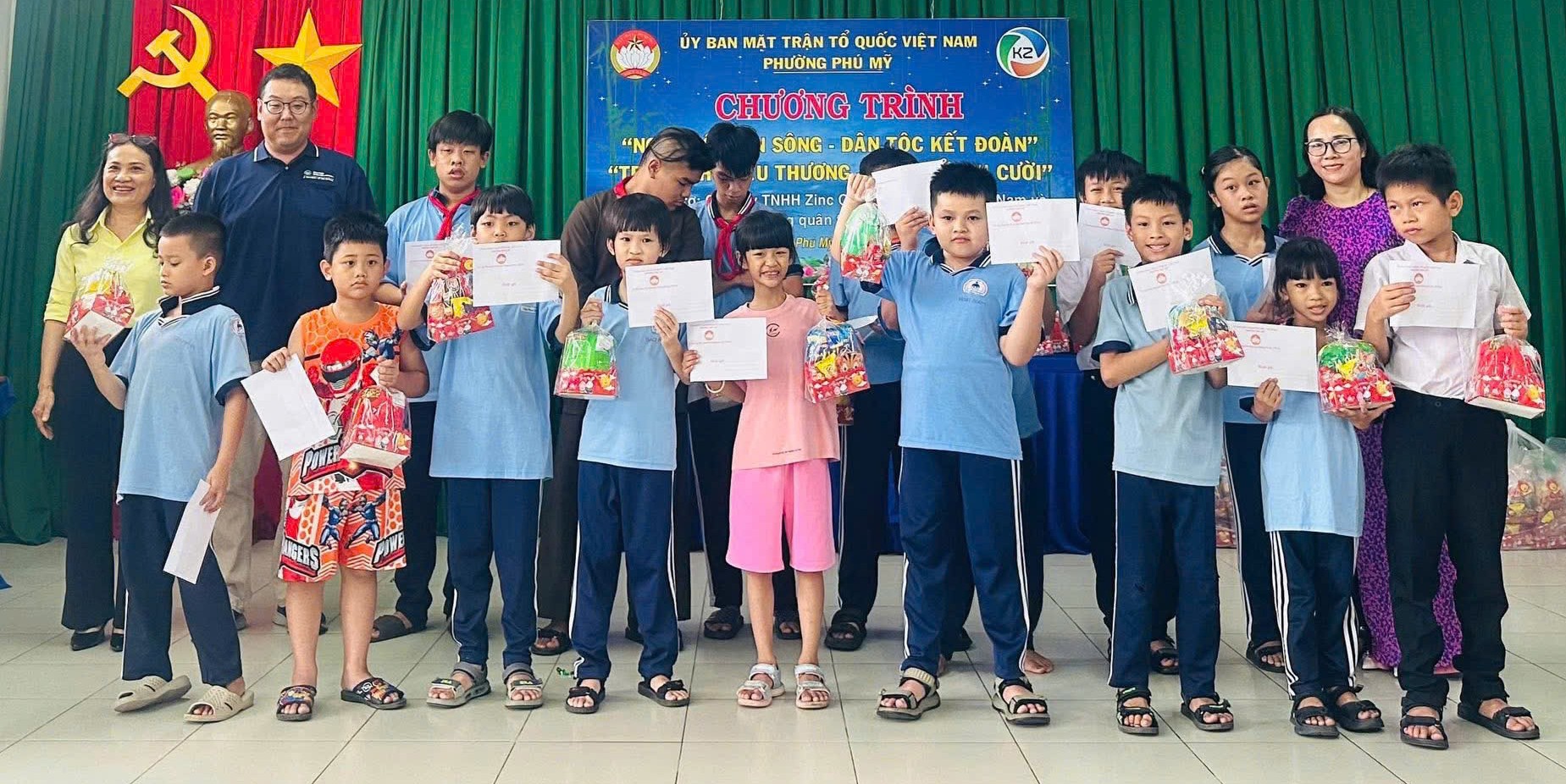 Công ty TNHH Zinc Oxide Corporation Việt Nam trao quà trung thu cho các em học sinh Trường Nuôi dạy trẻ Khiếm thị Hữu nghị.