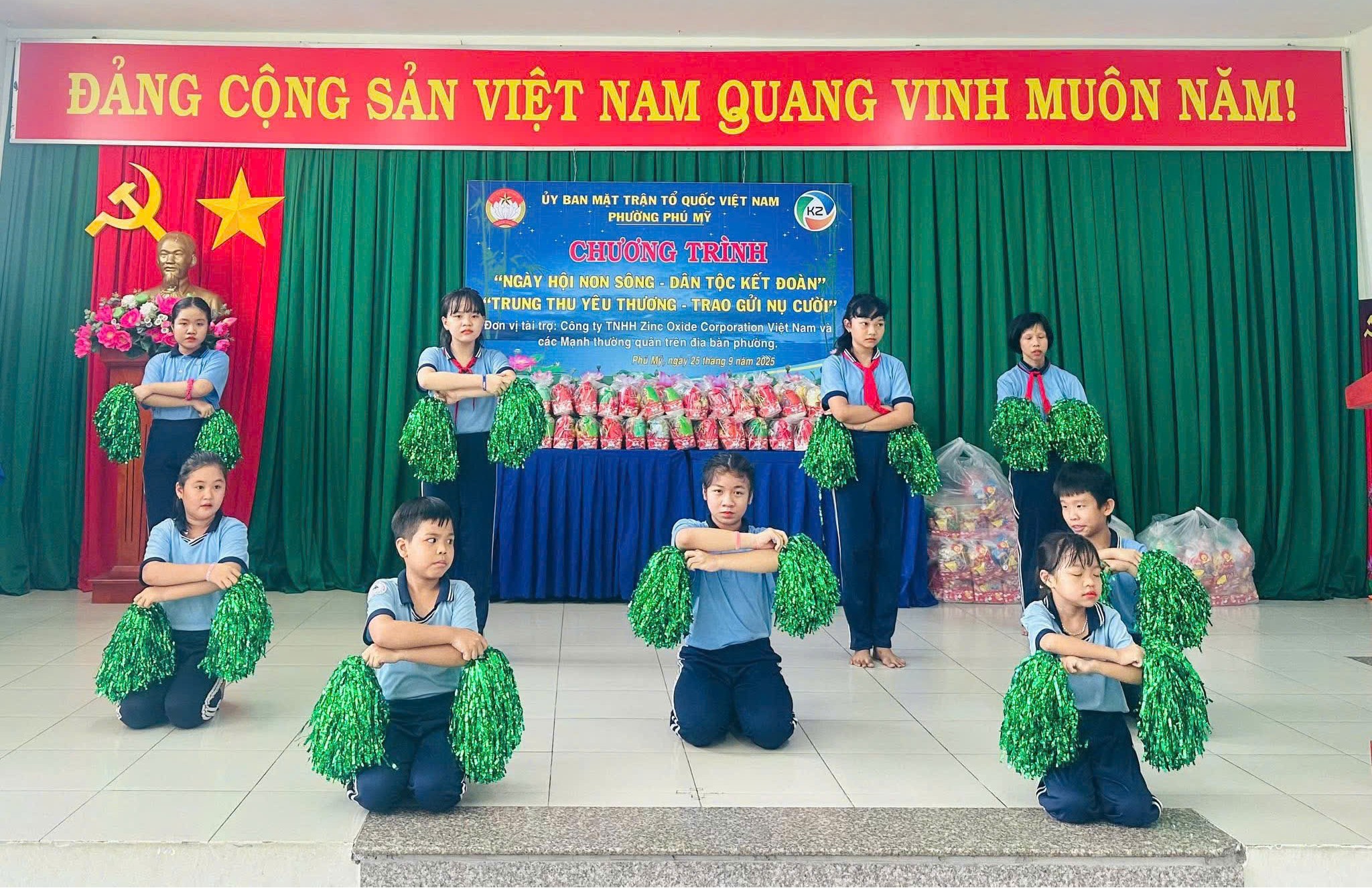 Tiết mục văn nghệ của các em học sinh Trường Nuôi dạy trẻ Khiếm thị Hữu nghị.
