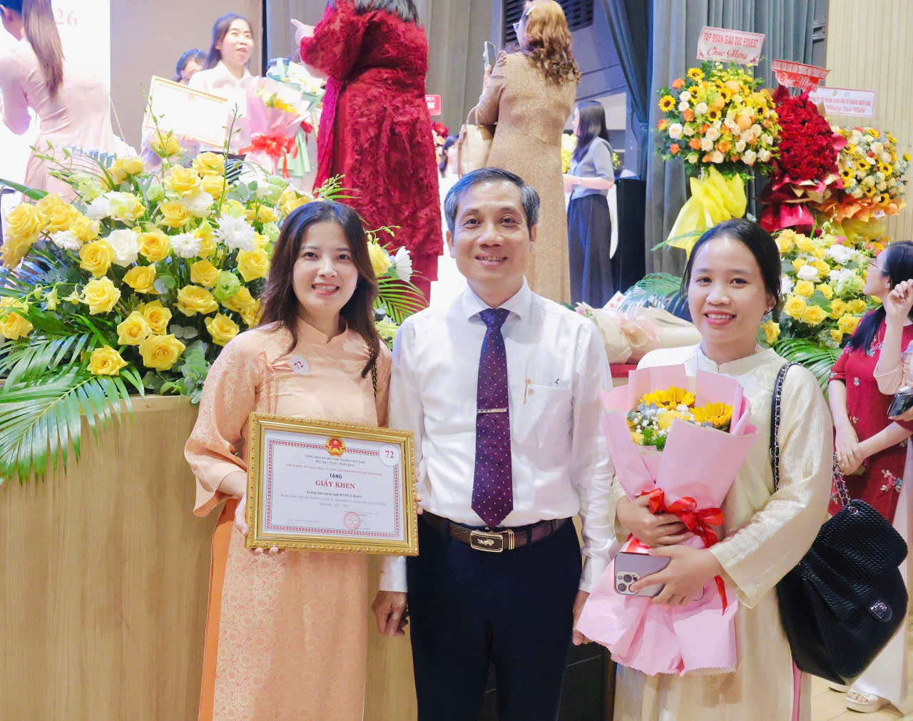 Đại diện trung tâm Anh ngữ Hanex được Sở GD-ĐT TP HCM vinh danh.