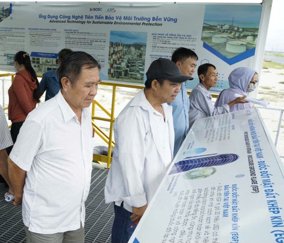 Người dân tìm hiểu thông tin về các công nghệ bảo đảm vận hành an toàn, bảo vệ môi trường tại LSP