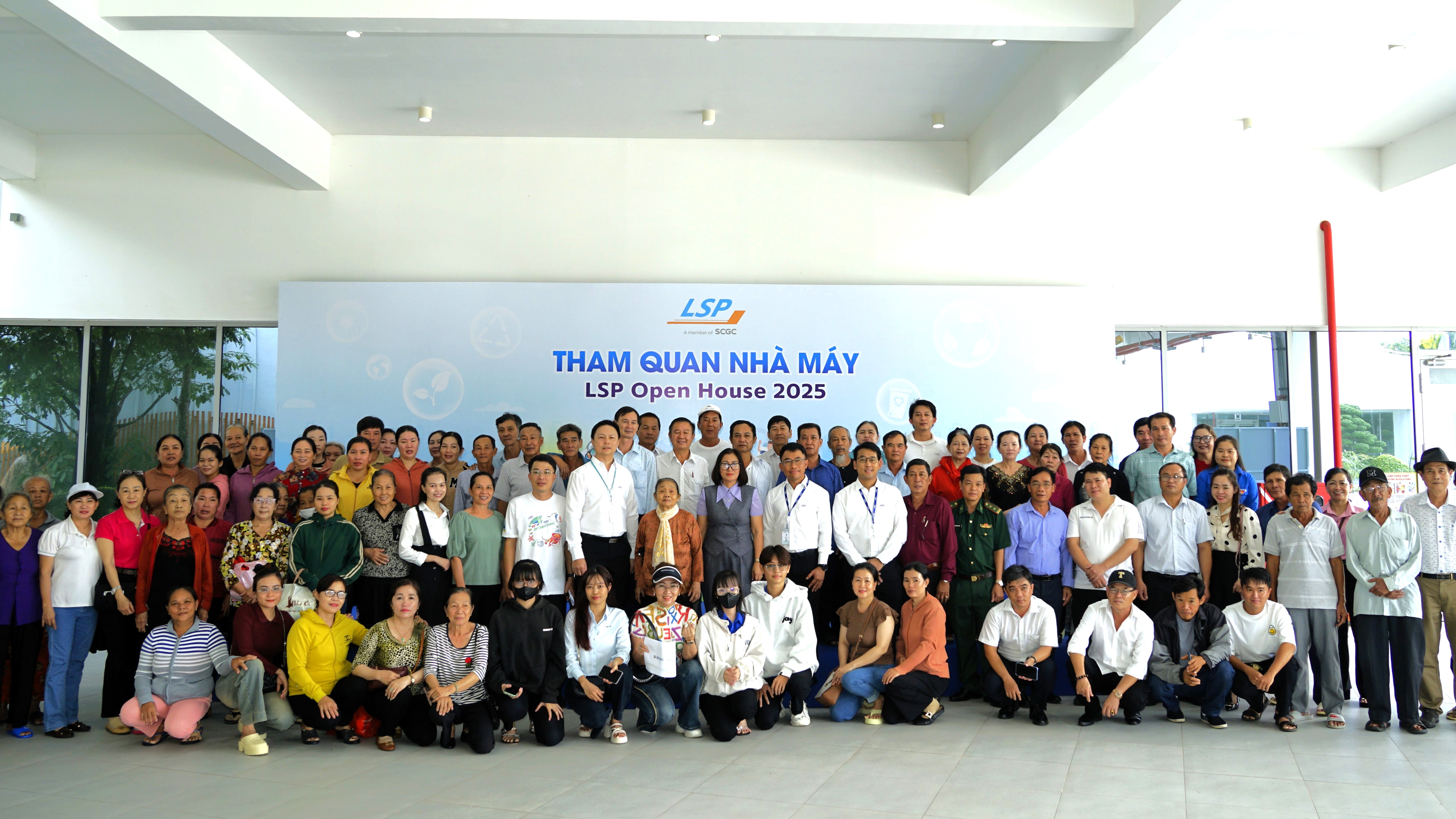 Đại diện UBND xã Long Sơn và 100 cư dân trên địa bàn xã chụp hình lưu niệm khi đến tham quan tổ hợp. 