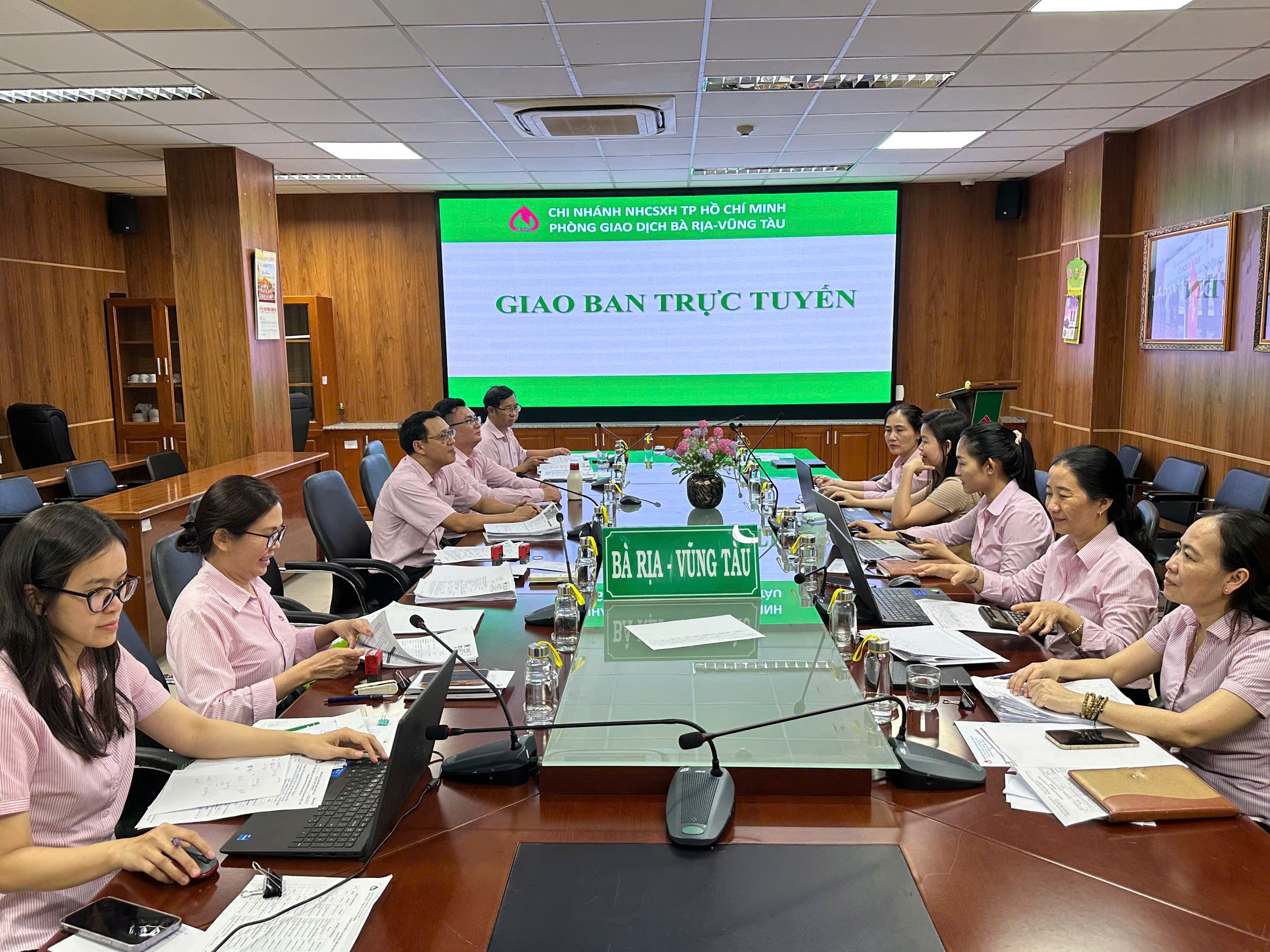 Phiên họp trực tuyến và trực tiếp về tình hình hoạt động  9 tháng qua và  phương hướng, nhiệm vụ 3 tháng cuối năm 2025 tại Phòng giao dịch NHCSXH Bà Rịa – Vũng Tàu