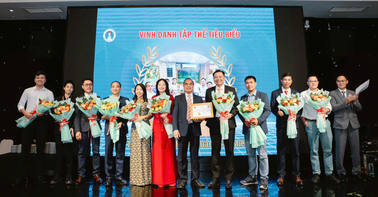 Ban Tổ chức vinh danh các tập thể tiêu biểu.