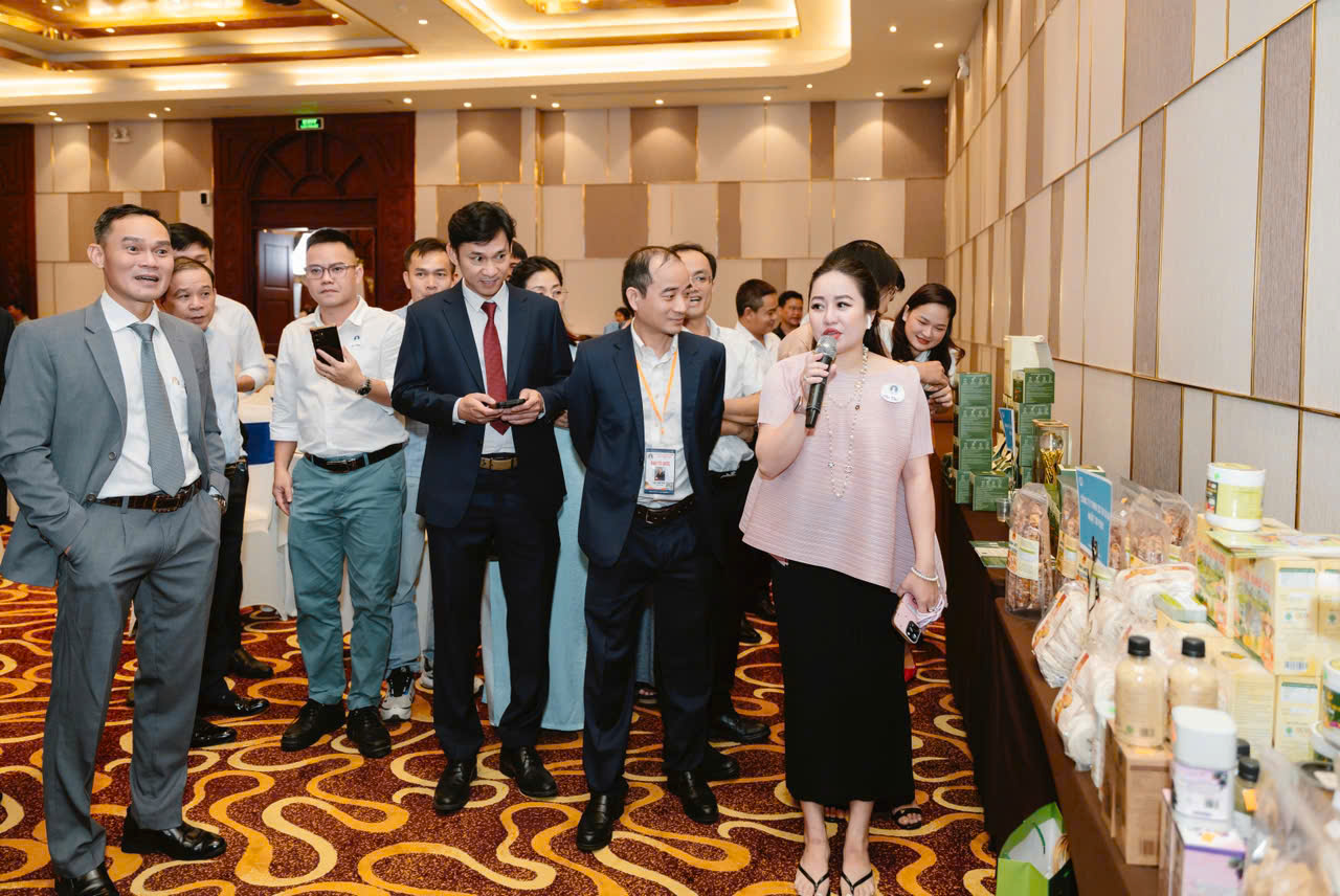 Đại biểu tham quan, tìm hiểu các sản phẩm của doanh nhân Quảng Trị trưng bày trong khuôn khổ buổi họp mặt.